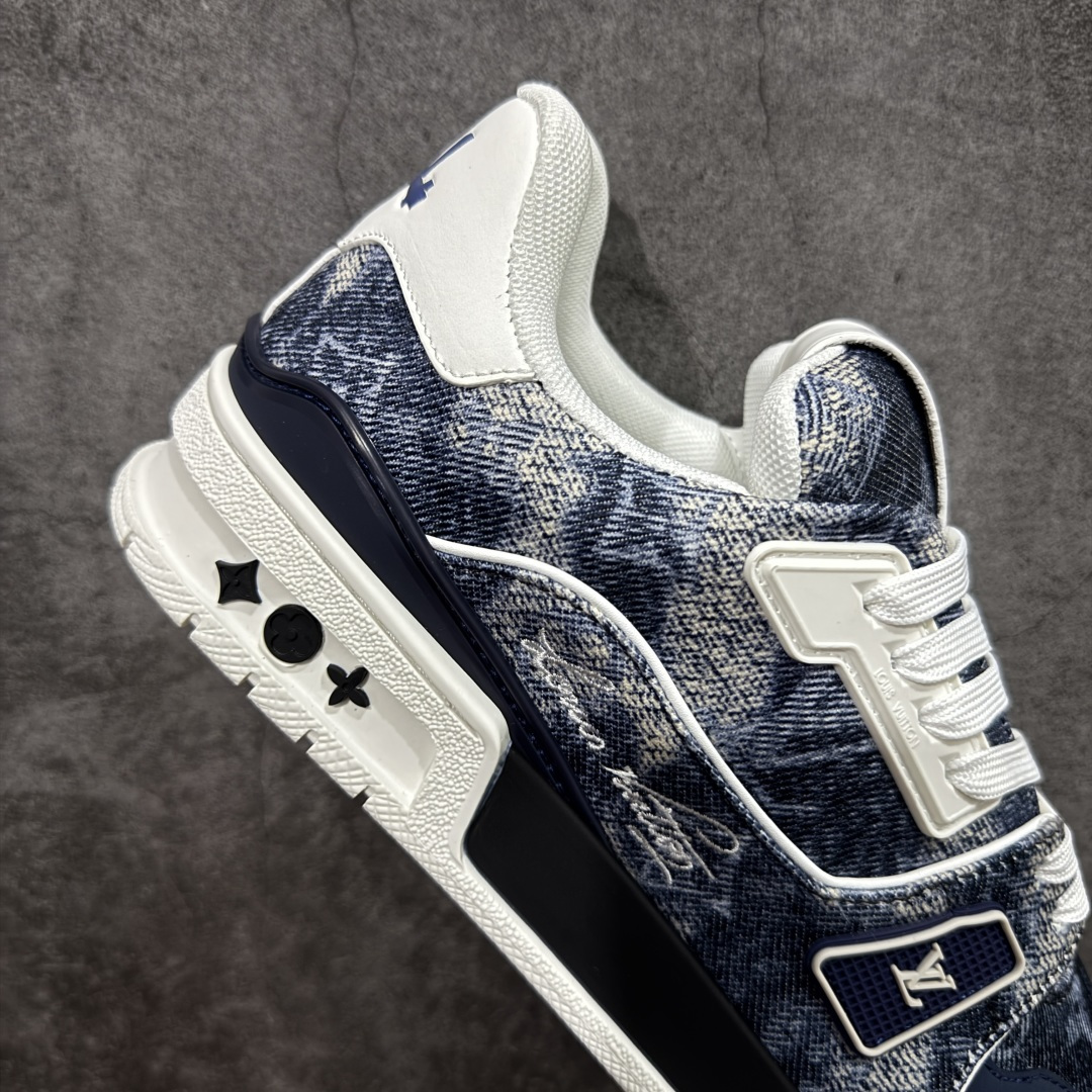 图片[7]-【YS纯原】广奢高端货 LOUIS VUITTON 路易威登 LV Trainer 休闲板鞋 ✦ 原楦原纸版开模，鞋型立体饱满 ✦ 零毛边、零溢胶、零线头瑕疵 ✦ 细节与原版一致 区分市面通货 ✦ 多层叠片＋电脑针车，针距密度一致 ✦ Monogram浮雕＋3D高频压纹 ✦ 多密度发泡中底：支撑回弹媲美专柜 ✦ 原装橡胶大底：含胶量高、纹路深、双拼接零偏差 ✦ ZP级原装包装：专柜款鞋盒＋防尘袋＋说明书 货号：1AHDW4 尺码：39-45-选品中心