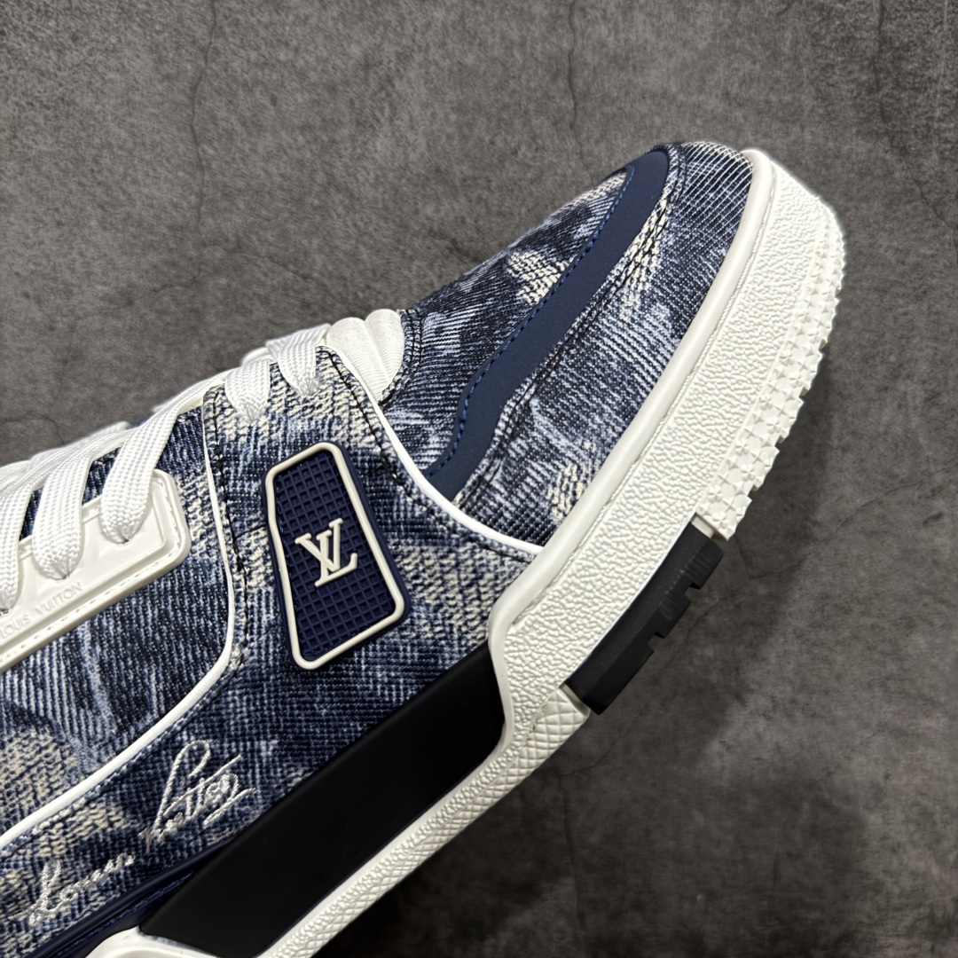 图片[6]-【YS纯原】广奢高端货 LOUIS VUITTON 路易威登 LV Trainer 休闲板鞋 ✦ 原楦原纸版开模，鞋型立体饱满 ✦ 零毛边、零溢胶、零线头瑕疵 ✦ 细节与原版一致 区分市面通货 ✦ 多层叠片＋电脑针车，针距密度一致 ✦ Monogram浮雕＋3D高频压纹 ✦ 多密度发泡中底：支撑回弹媲美专柜 ✦ 原装橡胶大底：含胶量高、纹路深、双拼接零偏差 ✦ ZP级原装包装：专柜款鞋盒＋防尘袋＋说明书 货号：1AHDW4 尺码：39-45-选品中心