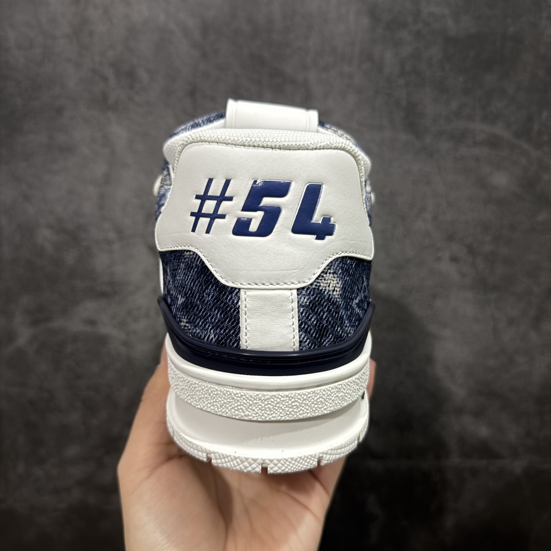 图片[4]-【YS纯原】广奢高端货 LOUIS VUITTON 路易威登 LV Trainer 休闲板鞋 ✦ 原楦原纸版开模，鞋型立体饱满 ✦ 零毛边、零溢胶、零线头瑕疵 ✦ 细节与原版一致 区分市面通货 ✦ 多层叠片＋电脑针车，针距密度一致 ✦ Monogram浮雕＋3D高频压纹 ✦ 多密度发泡中底：支撑回弹媲美专柜 ✦ 原装橡胶大底：含胶量高、纹路深、双拼接零偏差 ✦ ZP级原装包装：专柜款鞋盒＋防尘袋＋说明书 货号：1AHDW4 尺码：39-45-选品中心