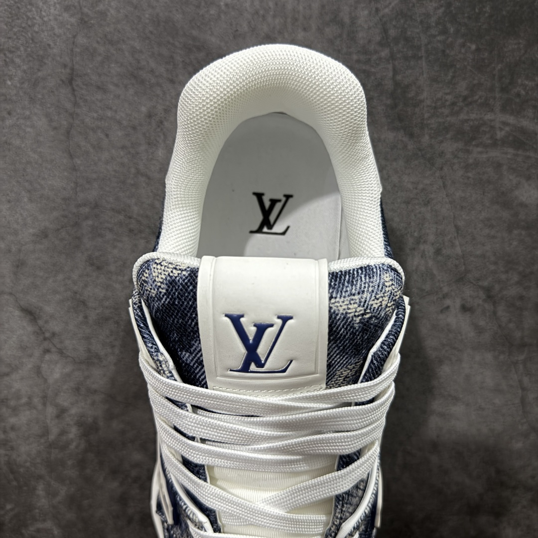 图片[8]-【YS纯原】广奢高端货 LOUIS VUITTON 路易威登 LV Trainer 休闲板鞋 ✦ 原楦原纸版开模，鞋型立体饱满 ✦ 零毛边、零溢胶、零线头瑕疵 ✦ 细节与原版一致 区分市面通货 ✦ 多层叠片＋电脑针车，针距密度一致 ✦ Monogram浮雕＋3D高频压纹 ✦ 多密度发泡中底：支撑回弹媲美专柜 ✦ 原装橡胶大底：含胶量高、纹路深、双拼接零偏差 ✦ ZP级原装包装：专柜款鞋盒＋防尘袋＋说明书 货号：1AHDW4 尺码：39-45-选品中心