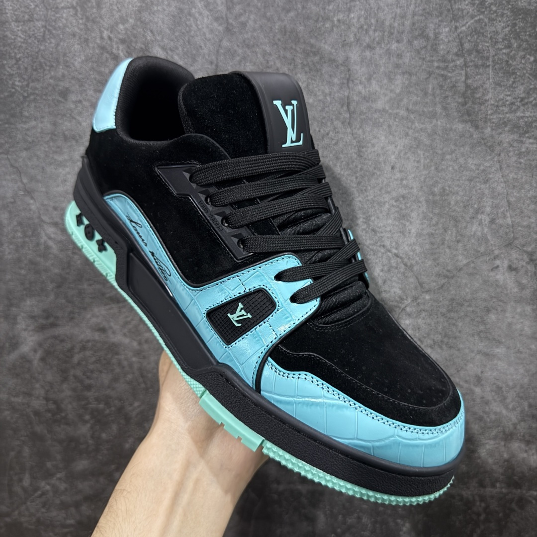 图片[3]-【YS纯原顶级版】顶级莞产 LOUIS VUITTON 路易威登 LV Trainer 牛皮革 拼接黑绿 ✦ 原楦原纸版开模，鞋型立体饱满 ✦ 零毛边、零溢胶、零线头瑕疵 ✦ 细节与原版一致 区分市面通货 ✦ 多层叠片＋电脑针车，针距密度一致 ✦ Monogram浮雕＋3D高频压纹 ✦ 多密度发泡中底：支撑回弹媲美专柜 ✦ 原装橡胶大底：含胶量高、纹路深、双拼接零偏差 ✦ ZP级原装包装：专柜款鞋盒＋防尘袋＋说明书 尺码：39-45-选品中心