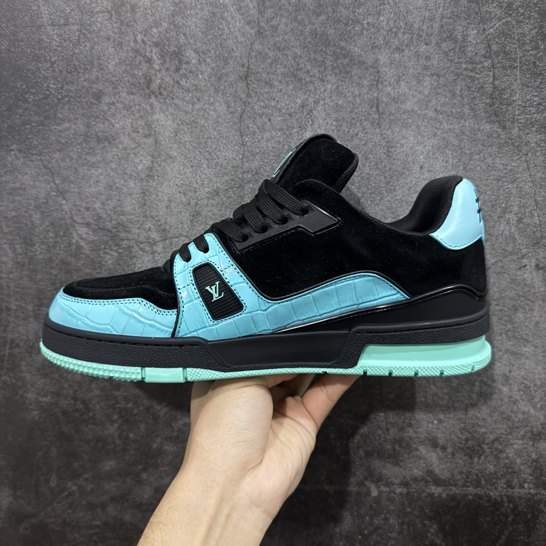 图片[2]-【YS纯原顶级版】顶级莞产 LOUIS VUITTON 路易威登 LV Trainer 牛皮革 拼接黑绿 ✦ 原楦原纸版开模，鞋型立体饱满 ✦ 零毛边、零溢胶、零线头瑕疵 ✦ 细节与原版一致 区分市面通货 ✦ 多层叠片＋电脑针车，针距密度一致 ✦ Monogram浮雕＋3D高频压纹 ✦ 多密度发泡中底：支撑回弹媲美专柜 ✦ 原装橡胶大底：含胶量高、纹路深、双拼接零偏差 ✦ ZP级原装包装：专柜款鞋盒＋防尘袋＋说明书 尺码：39-45-选品中心