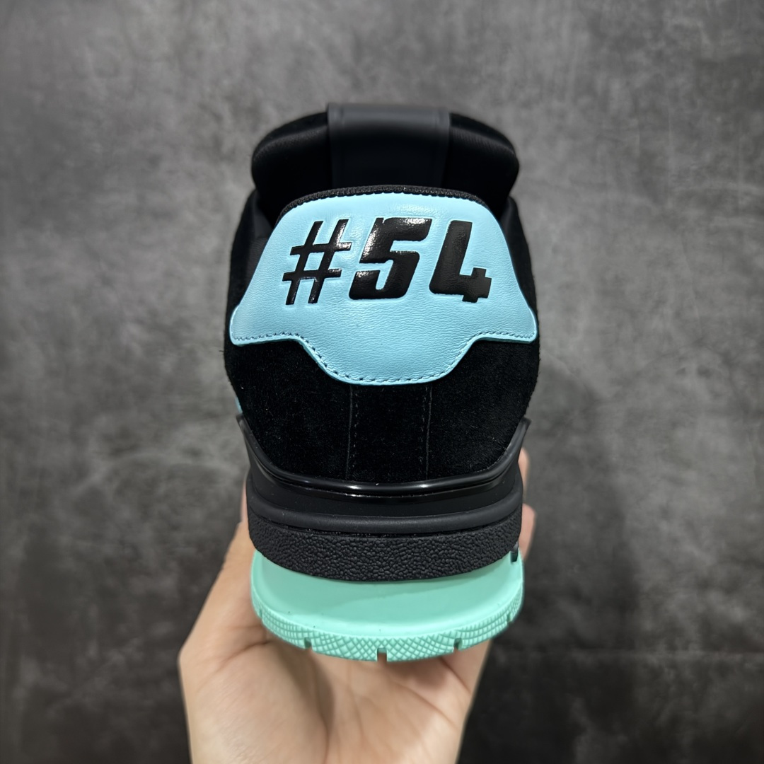 图片[4]-【YS纯原顶级版】顶级莞产 LOUIS VUITTON 路易威登 LV Trainer 牛皮革 拼接黑绿 ✦ 原楦原纸版开模，鞋型立体饱满 ✦ 零毛边、零溢胶、零线头瑕疵 ✦ 细节与原版一致 区分市面通货 ✦ 多层叠片＋电脑针车，针距密度一致 ✦ Monogram浮雕＋3D高频压纹 ✦ 多密度发泡中底：支撑回弹媲美专柜 ✦ 原装橡胶大底：含胶量高、纹路深、双拼接零偏差 ✦ ZP级原装包装：专柜款鞋盒＋防尘袋＋说明书 尺码：39-45-选品中心