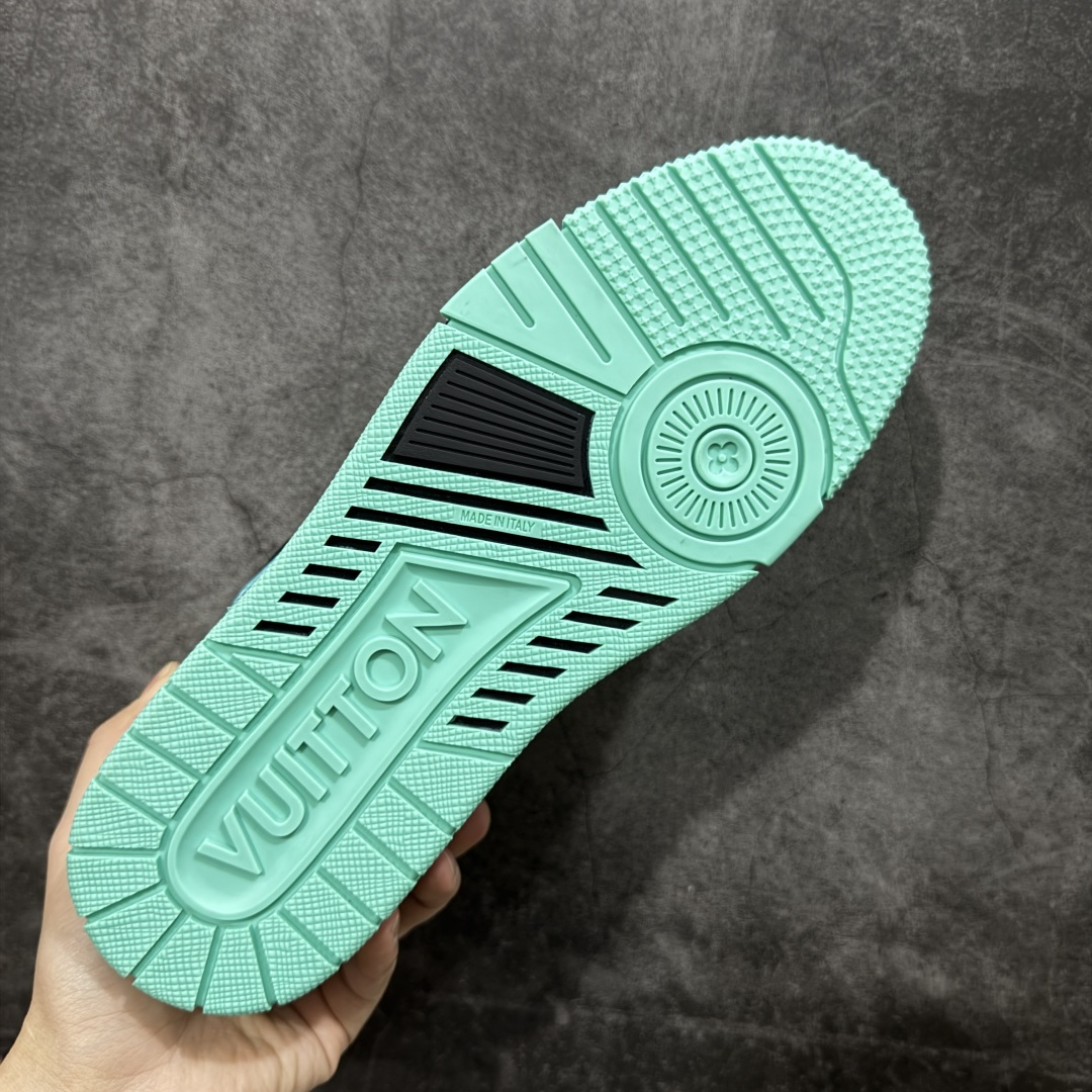 图片[9]-【YS纯原顶级版】顶级莞产 LOUIS VUITTON 路易威登 LV Trainer 牛皮革 拼接黑绿 ✦ 原楦原纸版开模，鞋型立体饱满 ✦ 零毛边、零溢胶、零线头瑕疵 ✦ 细节与原版一致 区分市面通货 ✦ 多层叠片＋电脑针车，针距密度一致 ✦ Monogram浮雕＋3D高频压纹 ✦ 多密度发泡中底：支撑回弹媲美专柜 ✦ 原装橡胶大底：含胶量高、纹路深、双拼接零偏差 ✦ ZP级原装包装：专柜款鞋盒＋防尘袋＋说明书 尺码：39-45-选品中心