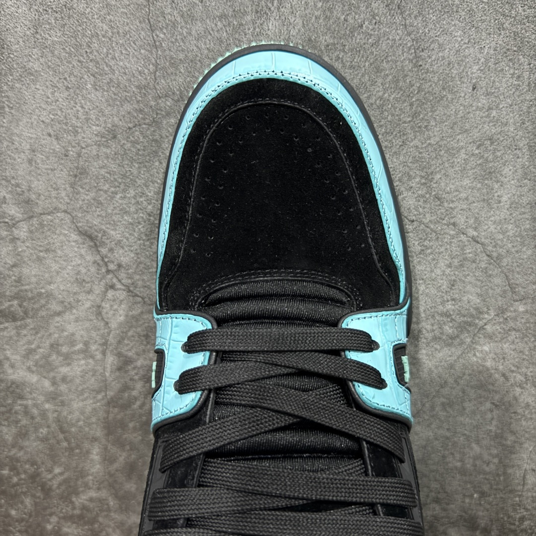 图片[5]-【YS纯原顶级版】顶级莞产 LOUIS VUITTON 路易威登 LV Trainer 牛皮革 拼接黑绿 ✦ 原楦原纸版开模，鞋型立体饱满 ✦ 零毛边、零溢胶、零线头瑕疵 ✦ 细节与原版一致 区分市面通货 ✦ 多层叠片＋电脑针车，针距密度一致 ✦ Monogram浮雕＋3D高频压纹 ✦ 多密度发泡中底：支撑回弹媲美专柜 ✦ 原装橡胶大底：含胶量高、纹路深、双拼接零偏差 ✦ ZP级原装包装：专柜款鞋盒＋防尘袋＋说明书 尺码：39-45-选品中心