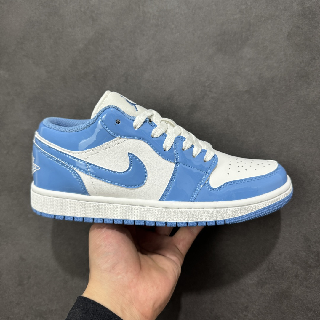【H11版本】耐克Nike Air Jordan 1 AJ1经典复古经典低帮百搭文化篮球鞋 FZ2138-114 公司级真标半码制#原档案原数据开发版型#采用荔枝纹头层皮革鞋面材质#原厂立体填充鞋舌海绵#中底注胶孔及缜密中底拉帮工艺#原数据开发模具大底 尺码：35.5 36 36.5 37.5 38 38.5 39 40 40.5 41 42 42.5 43 44 44.5 45 46 47.5 编码：H11B270280-选品中心