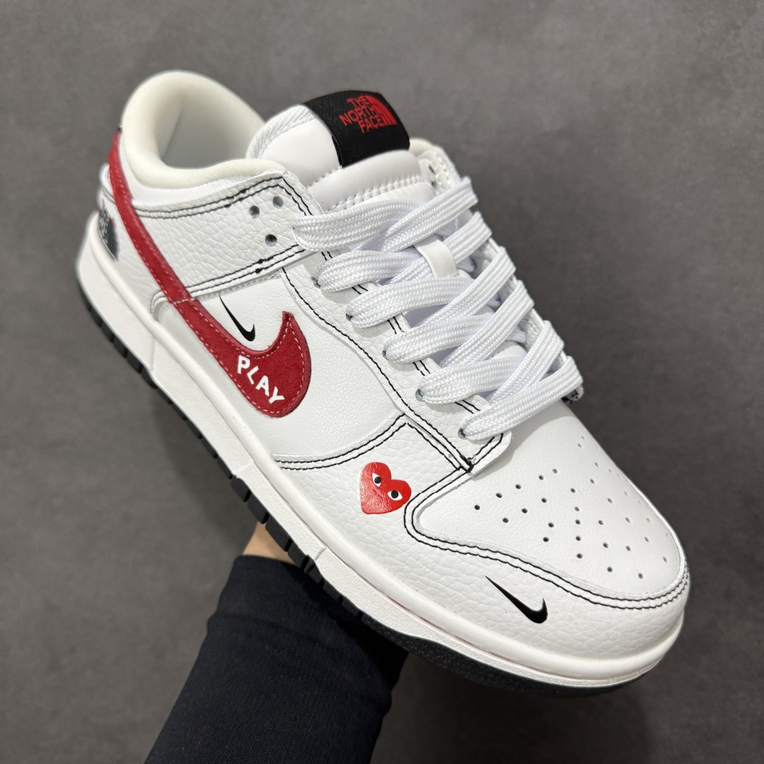 图片[3]-【定制版】Nike SB Dunk Low \”北面联名“——白红黑” 高端定制 低帮休闲板鞋 定制鞋盒 Ortholite鞋垫透气防臭 大厂纯原品质出货 超高清洁度 皮料切割干净无任何毛边 细节完美 货号：YF9511-910 尺码： 36 36.5 37.5 38 38.5 39 40 40.5 41 42 42.5 43 44 44.5 45-选品中心