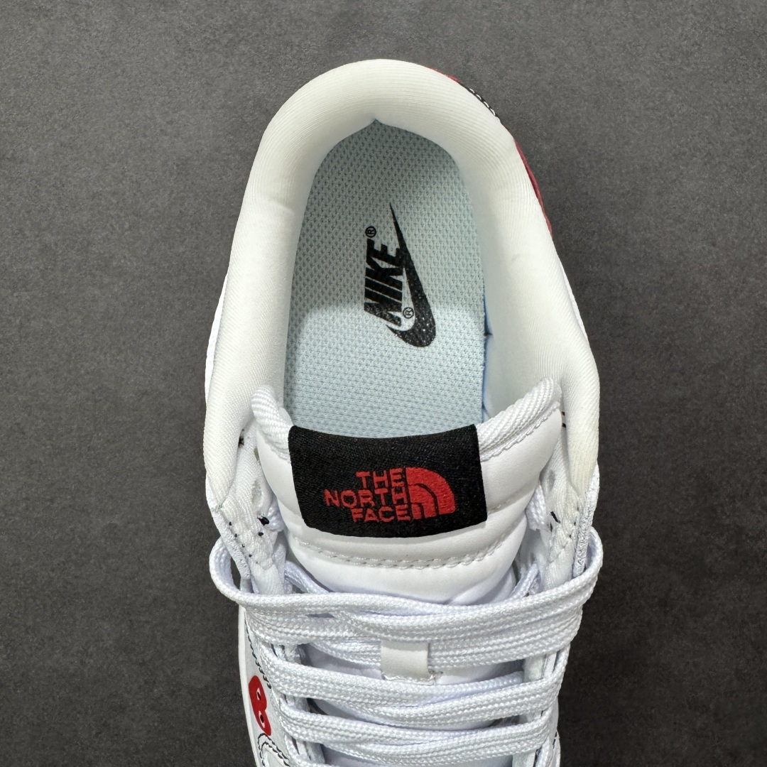 图片[7]-【定制版】Nike SB Dunk Low \”北面联名“——白红黑” 高端定制 低帮休闲板鞋 定制鞋盒 Ortholite鞋垫透气防臭 大厂纯原品质出货 超高清洁度 皮料切割干净无任何毛边 细节完美 货号：YF9511-910 尺码： 36 36.5 37.5 38 38.5 39 40 40.5 41 42 42.5 43 44 44.5 45-选品中心