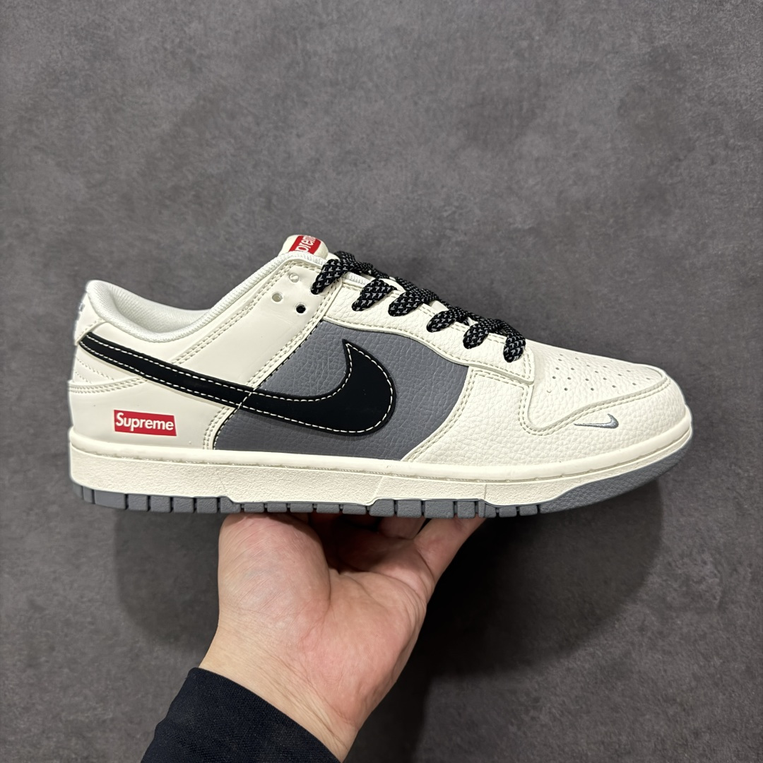 【定制版】Nike SB Dunk Low“ Supreme 联名—米灰黑拼接” 周年高端定制 低帮休闲板鞋 定制鞋盒 大厂纯原品质出货 超高清洁度 皮料切割干净无任何毛边 细节完美 货号：JP1628-011 尺码： 36 36.5 37.5 38 38.5 39 40 40.5 41 42 42.5 43 44 44.5 45-选品中心