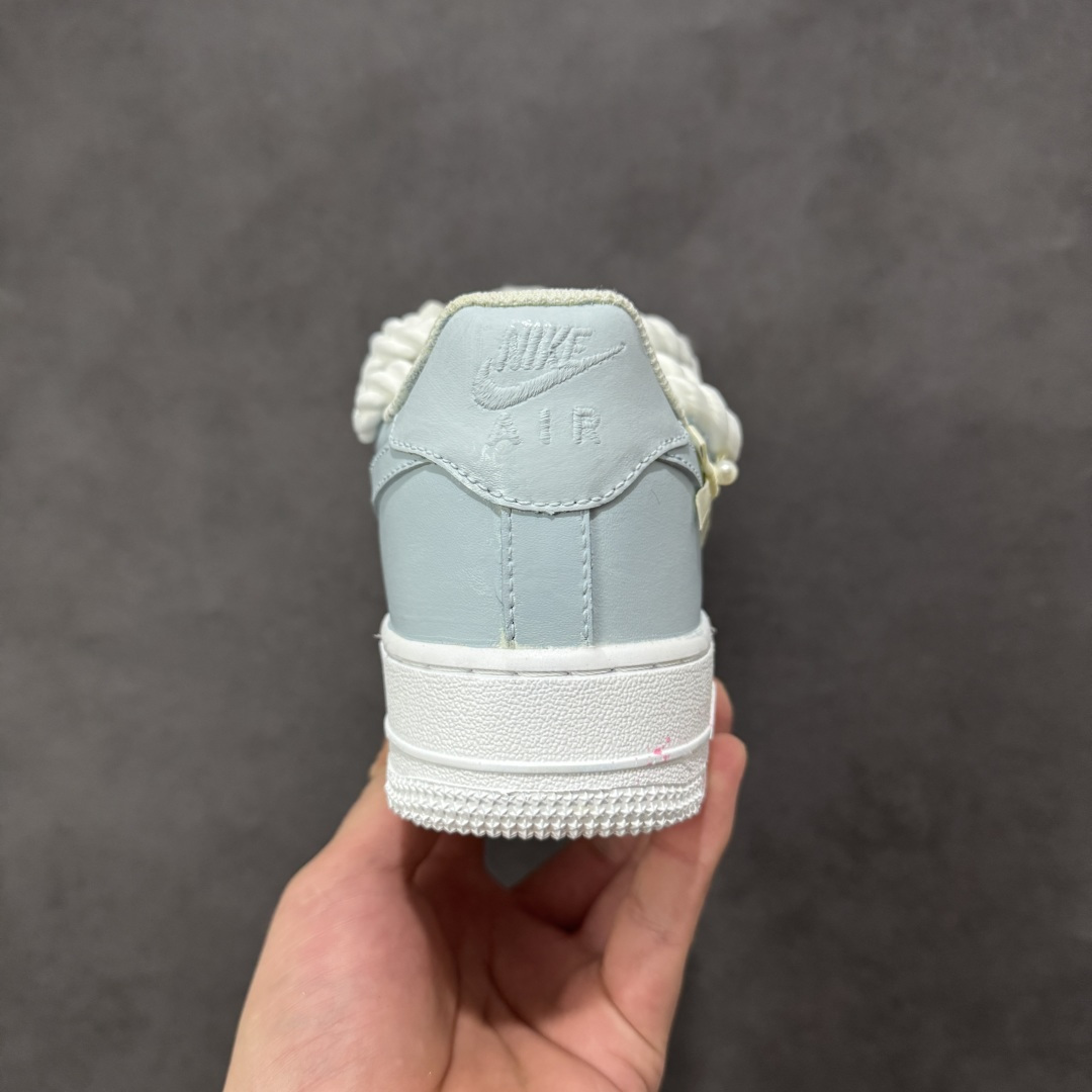 图片[4]-【定制版】手绘涂鸦“浅樱雾语”Nike Air Force 1 “Pale Cherry Mist Whisper”空军一号定制板鞋 这双客制 AF1 以 “春日柔雾” 为基调，浅薄荷蓝与奶白交织出清透质感：鞋身散落的粉樱碎花像揉碎的春日光影，绳结鞋带与缎面蝴蝶结叠搭出甜而不腻的软萌氛围，鞋边的淡粉泼墨更添几分随性松弛。把春日的柔雾与花意穿在脚上，是少女感与轻甜美学的具象化表达 货号：DH2920-121 尺码： 36 36.5 37.5 38 38.5 39 40 40.5 41 42 42.5 43 44 44.5 45 编码：HXSA310320-选品中心