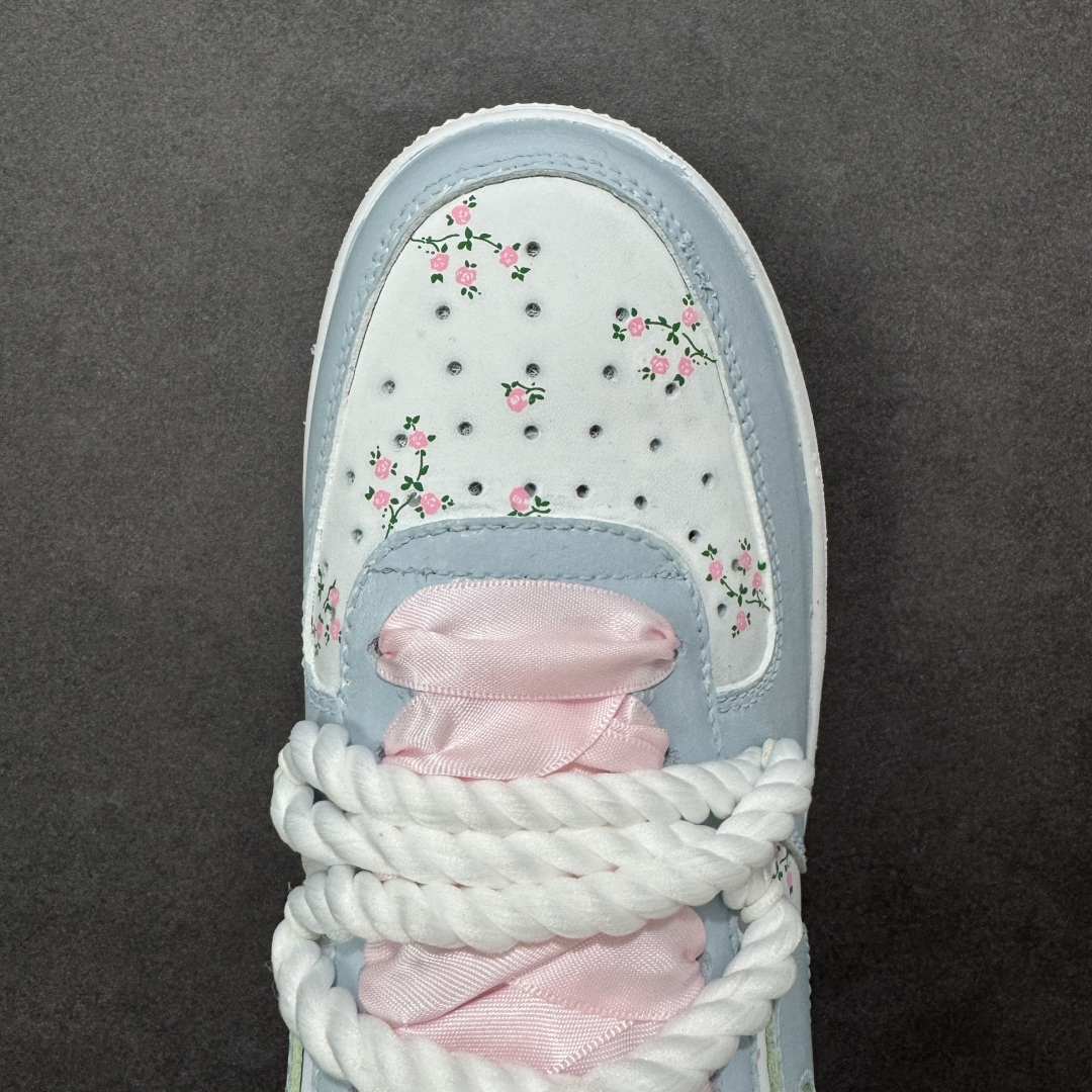 图片[8]-【定制版】手绘涂鸦“浅樱雾语”Nike Air Force 1 “Pale Cherry Mist Whisper”空军一号定制板鞋 这双客制 AF1 以 “春日柔雾” 为基调，浅薄荷蓝与奶白交织出清透质感：鞋身散落的粉樱碎花像揉碎的春日光影，绳结鞋带与缎面蝴蝶结叠搭出甜而不腻的软萌氛围，鞋边的淡粉泼墨更添几分随性松弛。把春日的柔雾与花意穿在脚上，是少女感与轻甜美学的具象化表达 货号：DH2920-121 尺码： 36 36.5 37.5 38 38.5 39 40 40.5 41 42 42.5 43 44 44.5 45 编码：HXSA310320-选品中心