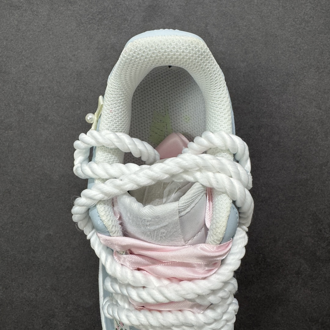 图片[7]-【定制版】手绘涂鸦“浅樱雾语”Nike Air Force 1 “Pale Cherry Mist Whisper”空军一号定制板鞋 这双客制 AF1 以 “春日柔雾” 为基调，浅薄荷蓝与奶白交织出清透质感：鞋身散落的粉樱碎花像揉碎的春日光影，绳结鞋带与缎面蝴蝶结叠搭出甜而不腻的软萌氛围，鞋边的淡粉泼墨更添几分随性松弛。把春日的柔雾与花意穿在脚上，是少女感与轻甜美学的具象化表达 货号：DH2920-121 尺码： 36 36.5 37.5 38 38.5 39 40 40.5 41 42 42.5 43 44 44.5 45 编码：HXSA310320-选品中心