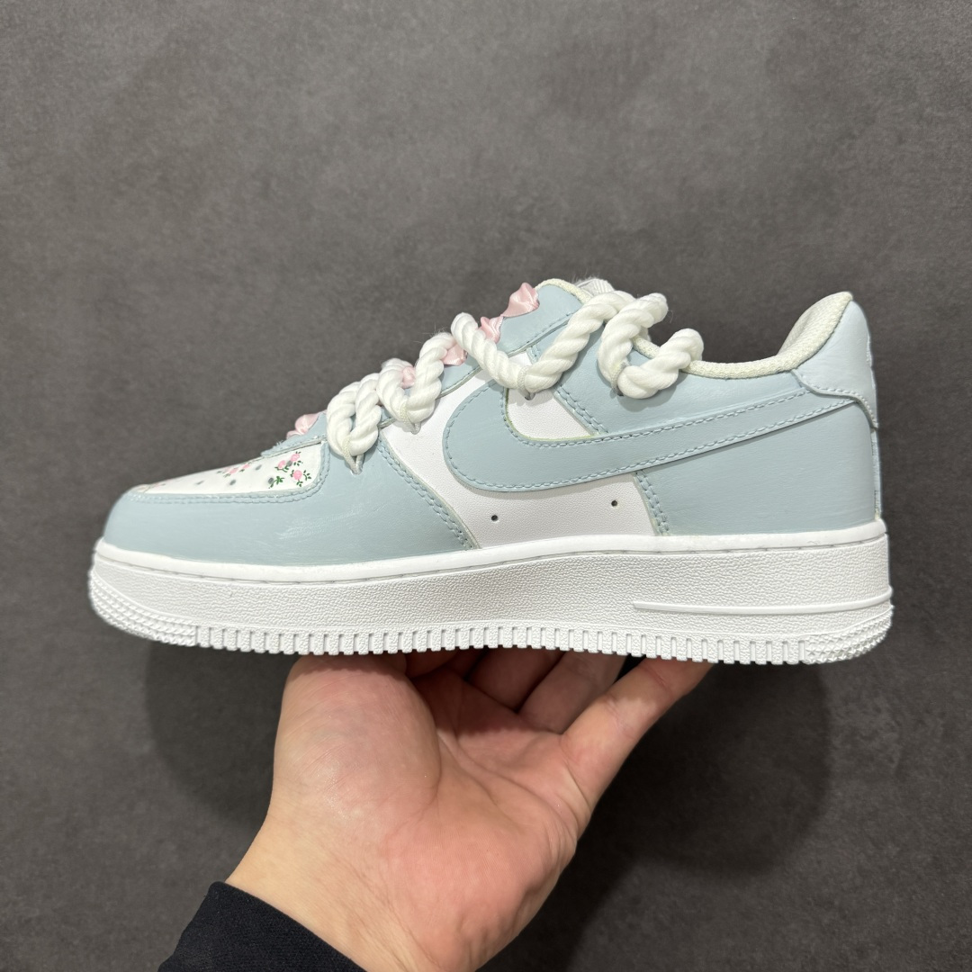 图片[2]-【定制版】手绘涂鸦“浅樱雾语”Nike Air Force 1 “Pale Cherry Mist Whisper”空军一号定制板鞋 这双客制 AF1 以 “春日柔雾” 为基调，浅薄荷蓝与奶白交织出清透质感：鞋身散落的粉樱碎花像揉碎的春日光影，绳结鞋带与缎面蝴蝶结叠搭出甜而不腻的软萌氛围，鞋边的淡粉泼墨更添几分随性松弛。把春日的柔雾与花意穿在脚上，是少女感与轻甜美学的具象化表达 货号：DH2920-121 尺码： 36 36.5 37.5 38 38.5 39 40 40.5 41 42 42.5 43 44 44.5 45 编码：HXSA310320-选品中心