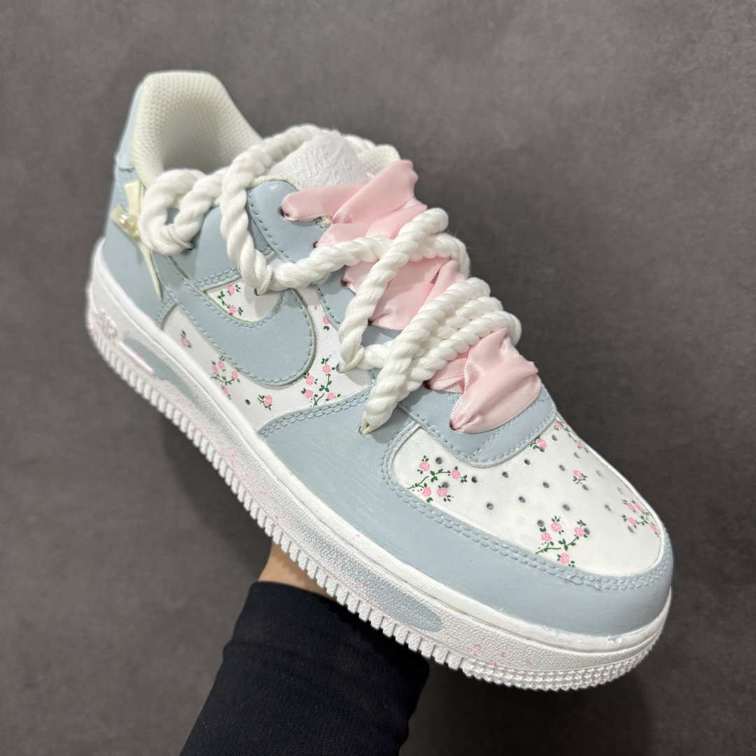 图片[3]-【定制版】手绘涂鸦“浅樱雾语”Nike Air Force 1 “Pale Cherry Mist Whisper”空军一号定制板鞋 这双客制 AF1 以 “春日柔雾” 为基调，浅薄荷蓝与奶白交织出清透质感：鞋身散落的粉樱碎花像揉碎的春日光影，绳结鞋带与缎面蝴蝶结叠搭出甜而不腻的软萌氛围，鞋边的淡粉泼墨更添几分随性松弛。把春日的柔雾与花意穿在脚上，是少女感与轻甜美学的具象化表达 货号：DH2920-121 尺码： 36 36.5 37.5 38 38.5 39 40 40.5 41 42 42.5 43 44 44.5 45 编码：HXSA310320-选品中心
