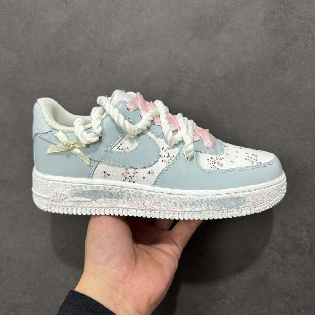 【定制版】手绘涂鸦“浅樱雾语”Nike Air Force 1 “Pale Cherry Mist Whisper”空军一号定制板鞋 这双客制 AF1 以 “春日柔雾” 为基调，浅薄荷蓝与奶白交织出清透质感：鞋身散落的粉樱碎花像揉碎的春日光影，绳结鞋带与缎面蝴蝶结叠搭出甜而不腻的软萌氛围，鞋边的淡粉泼墨更添几分随性松弛。把春日的柔雾与花意穿在脚上，是少女感与轻甜美学的具象化表达 货号：DH2920-121 尺码： 36 36.5 37.5 38 38.5 39 40 40.5 41 42 42.5 43 44 44.5 45 编码：HXSA310320-选品中心