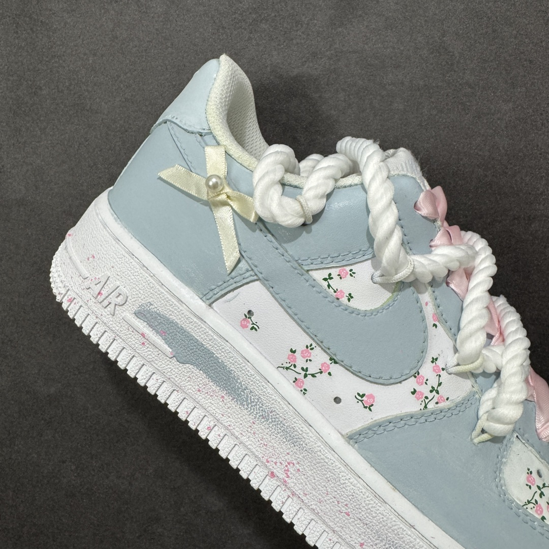 图片[6]-【定制版】手绘涂鸦“浅樱雾语”Nike Air Force 1 “Pale Cherry Mist Whisper”空军一号定制板鞋 这双客制 AF1 以 “春日柔雾” 为基调，浅薄荷蓝与奶白交织出清透质感：鞋身散落的粉樱碎花像揉碎的春日光影，绳结鞋带与缎面蝴蝶结叠搭出甜而不腻的软萌氛围，鞋边的淡粉泼墨更添几分随性松弛。把春日的柔雾与花意穿在脚上，是少女感与轻甜美学的具象化表达 货号：DH2920-121 尺码： 36 36.5 37.5 38 38.5 39 40 40.5 41 42 42.5 43 44 44.5 45 编码：HXSA310320-选品中心