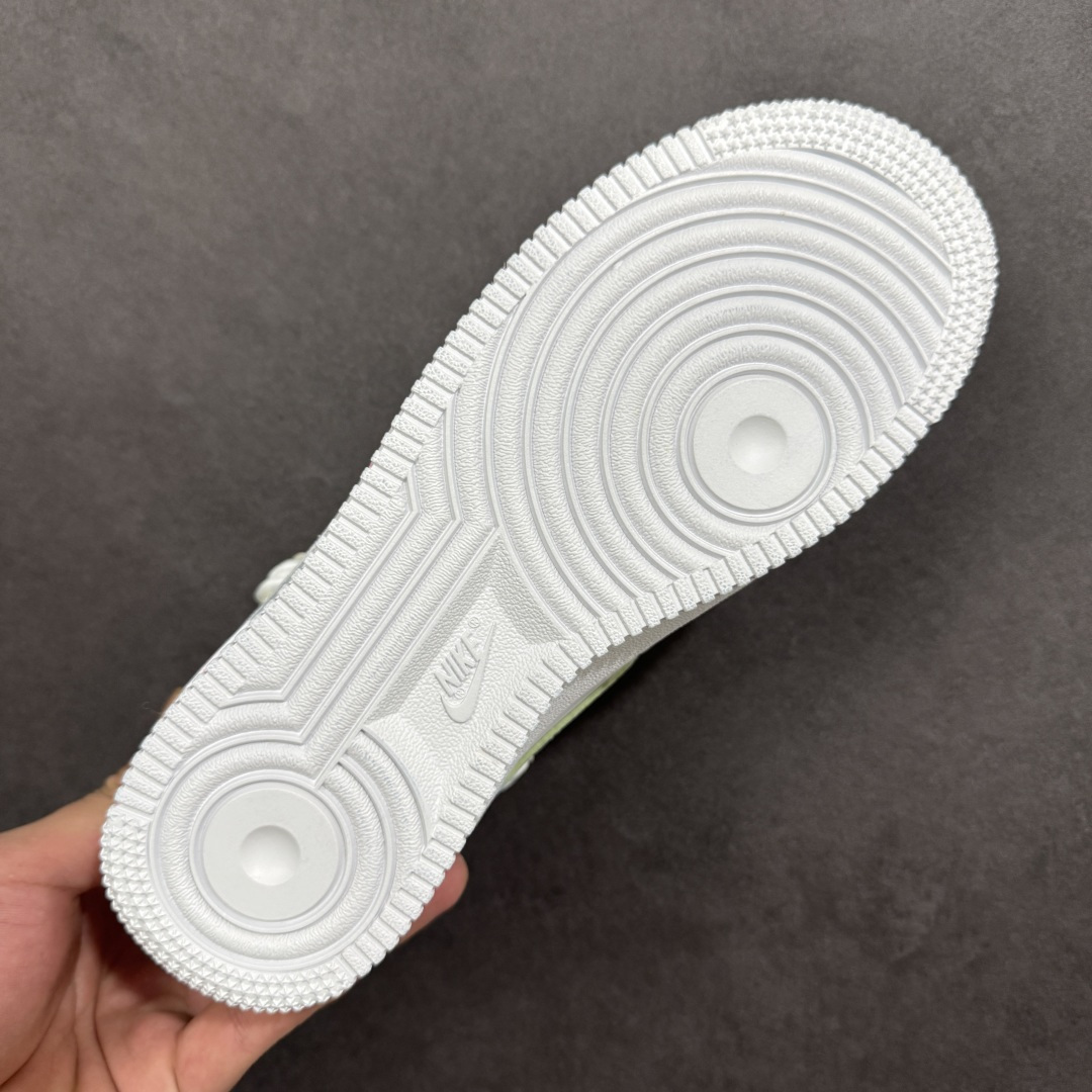 图片[9]-【定制版】手绘涂鸦“浅樱雾语”Nike Air Force 1 “Pale Cherry Mist Whisper”空军一号定制板鞋 这双客制 AF1 以 “春日柔雾” 为基调，浅薄荷蓝与奶白交织出清透质感：鞋身散落的粉樱碎花像揉碎的春日光影，绳结鞋带与缎面蝴蝶结叠搭出甜而不腻的软萌氛围，鞋边的淡粉泼墨更添几分随性松弛。把春日的柔雾与花意穿在脚上，是少女感与轻甜美学的具象化表达 货号：DH2920-121 尺码： 36 36.5 37.5 38 38.5 39 40 40.5 41 42 42.5 43 44 44.5 45 编码：HXSA310320-选品中心