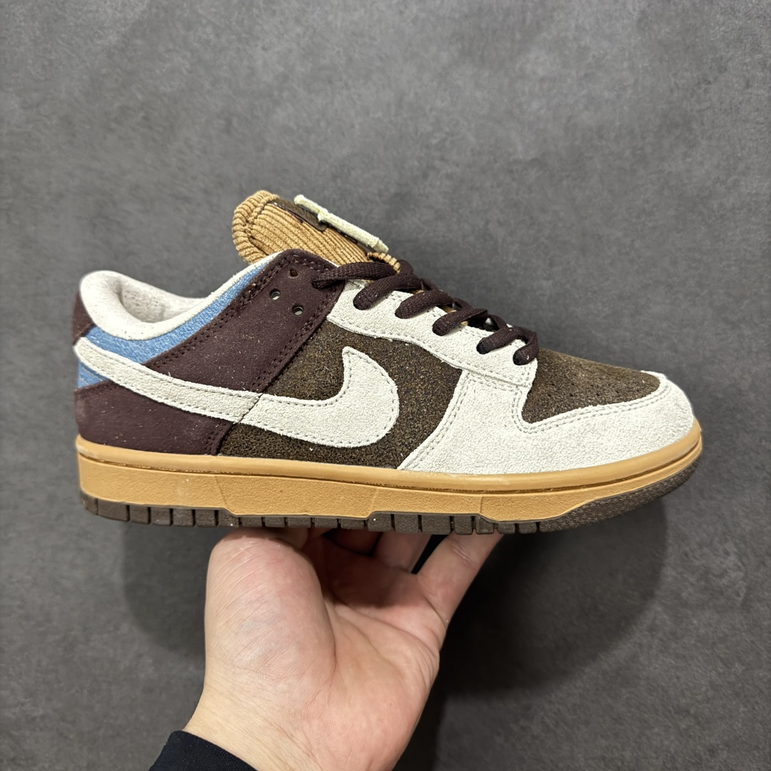 【公司级】NIKE SB DUNK LOW 和平鸽 低帮休闲板鞋 复古棕 低帮休闲板鞋 主体采用棕色皮革基底，带来一种复古的感觉。覆盖的骨色翻毛皮，与主色调形成鲜明对比，而巧克力棕色翻毛皮则加深了整体的层次感与质感，后根采用蓝色牛仔布拼接，鞋舌可贴和平鸽和耐克logo，整体设计复古又潮流。 货号：HQ3459-212 尺码：36-45（半） 编码：XSB210220-选品中心