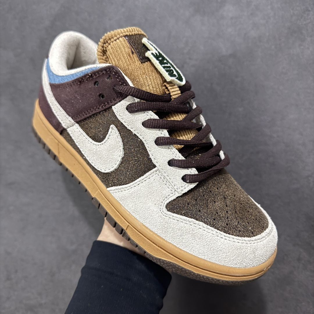 图片[3]-【公司级】NIKE SB DUNK LOW 和平鸽 低帮休闲板鞋 复古棕 低帮休闲板鞋 主体采用棕色皮革基底，带来一种复古的感觉。覆盖的骨色翻毛皮，与主色调形成鲜明对比，而巧克力棕色翻毛皮则加深了整体的层次感与质感，后根采用蓝色牛仔布拼接，鞋舌可贴和平鸽和耐克logo，整体设计复古又潮流。 货号：HQ3459-212 尺码：36-45（半） 编码：XSB210220-选品中心
