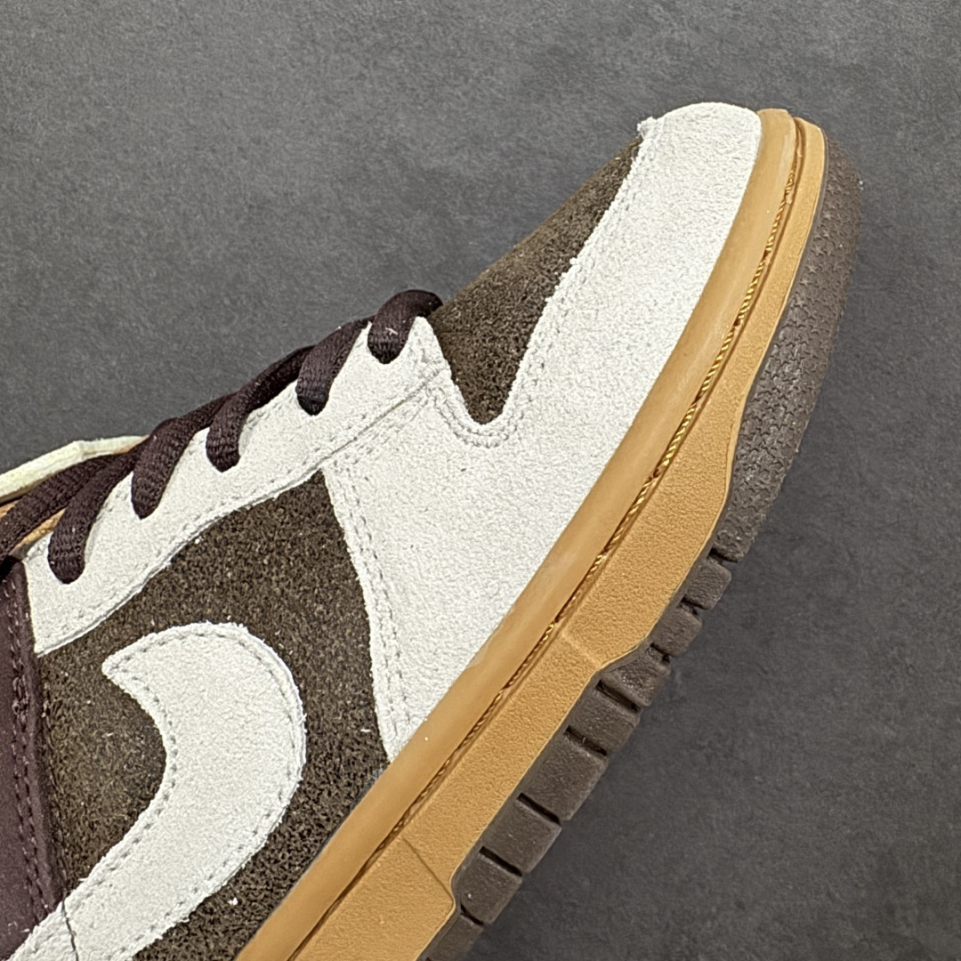 图片[5]-【公司级】NIKE SB DUNK LOW 和平鸽 低帮休闲板鞋 复古棕 低帮休闲板鞋 主体采用棕色皮革基底，带来一种复古的感觉。覆盖的骨色翻毛皮，与主色调形成鲜明对比，而巧克力棕色翻毛皮则加深了整体的层次感与质感，后根采用蓝色牛仔布拼接，鞋舌可贴和平鸽和耐克logo，整体设计复古又潮流。 货号：HQ3459-212 尺码：36-45（半） 编码：XSB210220-选品中心