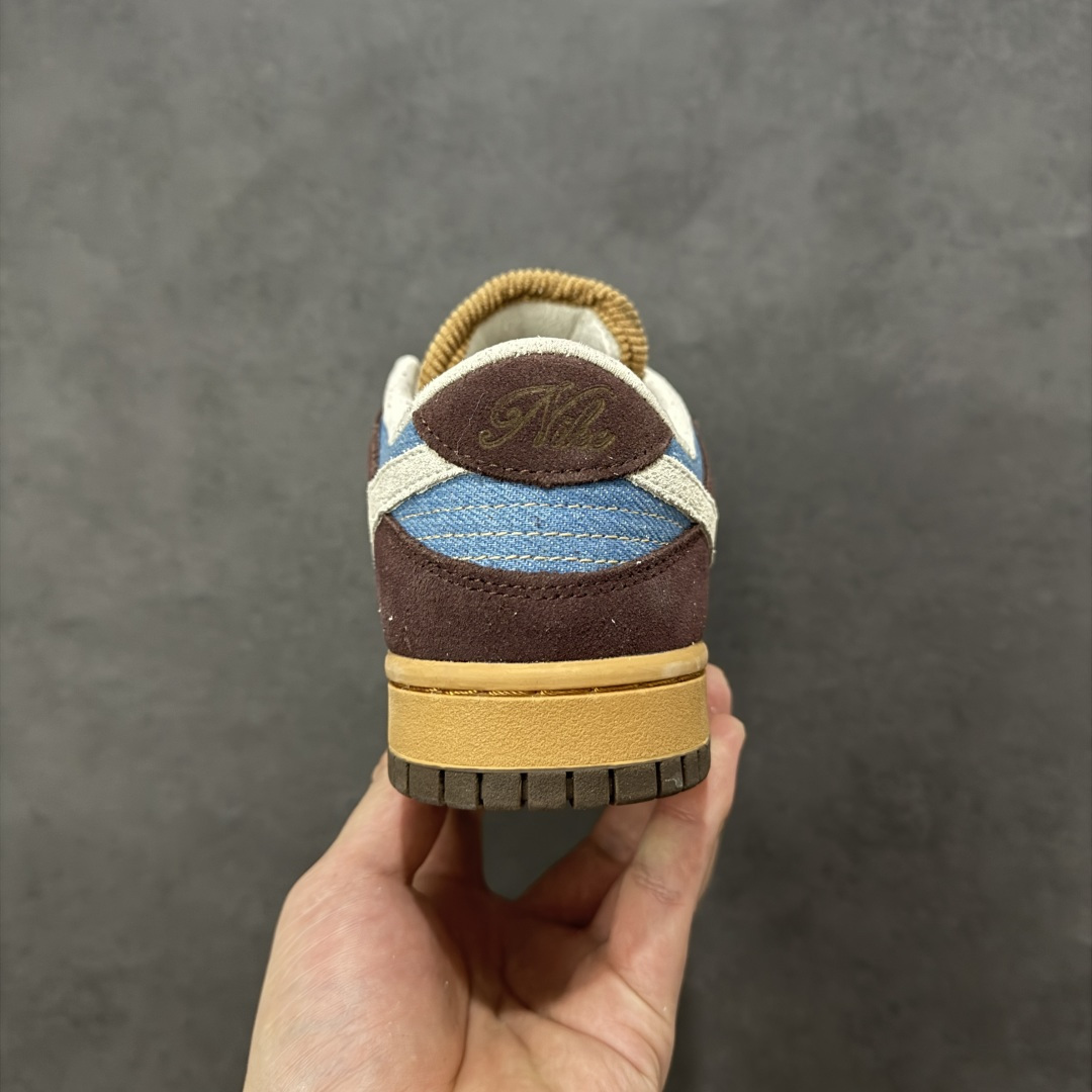 图片[4]-【公司级】NIKE SB DUNK LOW 和平鸽 低帮休闲板鞋 复古棕 低帮休闲板鞋 主体采用棕色皮革基底，带来一种复古的感觉。覆盖的骨色翻毛皮，与主色调形成鲜明对比，而巧克力棕色翻毛皮则加深了整体的层次感与质感，后根采用蓝色牛仔布拼接，鞋舌可贴和平鸽和耐克logo，整体设计复古又潮流。 货号：HQ3459-212 尺码：36-45（半） 编码：XSB210220-选品中心