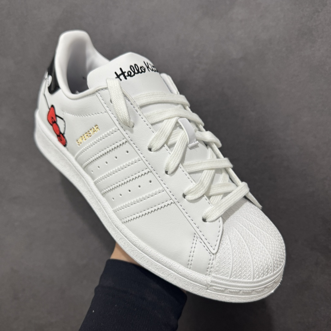 图片[3]-【公司级】Adidas Original Superstar 2 阿迪达斯 低帮 白色凯迪猫 日本知名卡通 IP Hello Kitty携手 Adidas ，将 18 年前的超稀有 Air Presto “Hello Kitty” 带回。让玩家亲自感受到当年的经典造型。整双鞋款以经典 Superstar 贝壳头为原型打造。风格当然还是甜美可爱的路线。鞋身大面积为纯白色，后跟处则是黑色造型，并点缀粉色波点，可爱气质溢出屏幕。最大的亮点还是在于鞋面后侧的 Hello Kitty 图案，虽然只是露出个头顶，但若隐若现反而更能突出角色娇羞甜美的性格。鞋底的波点呼应设计，完善整体设计的同时更增添许多可爱细节。 货号：GW7168 尺码：35¹/₃ 36 36²/₃ 37¹/₃ 38 38²/₃ 39¹/₃ 40 编码：XSB210220-选品中心