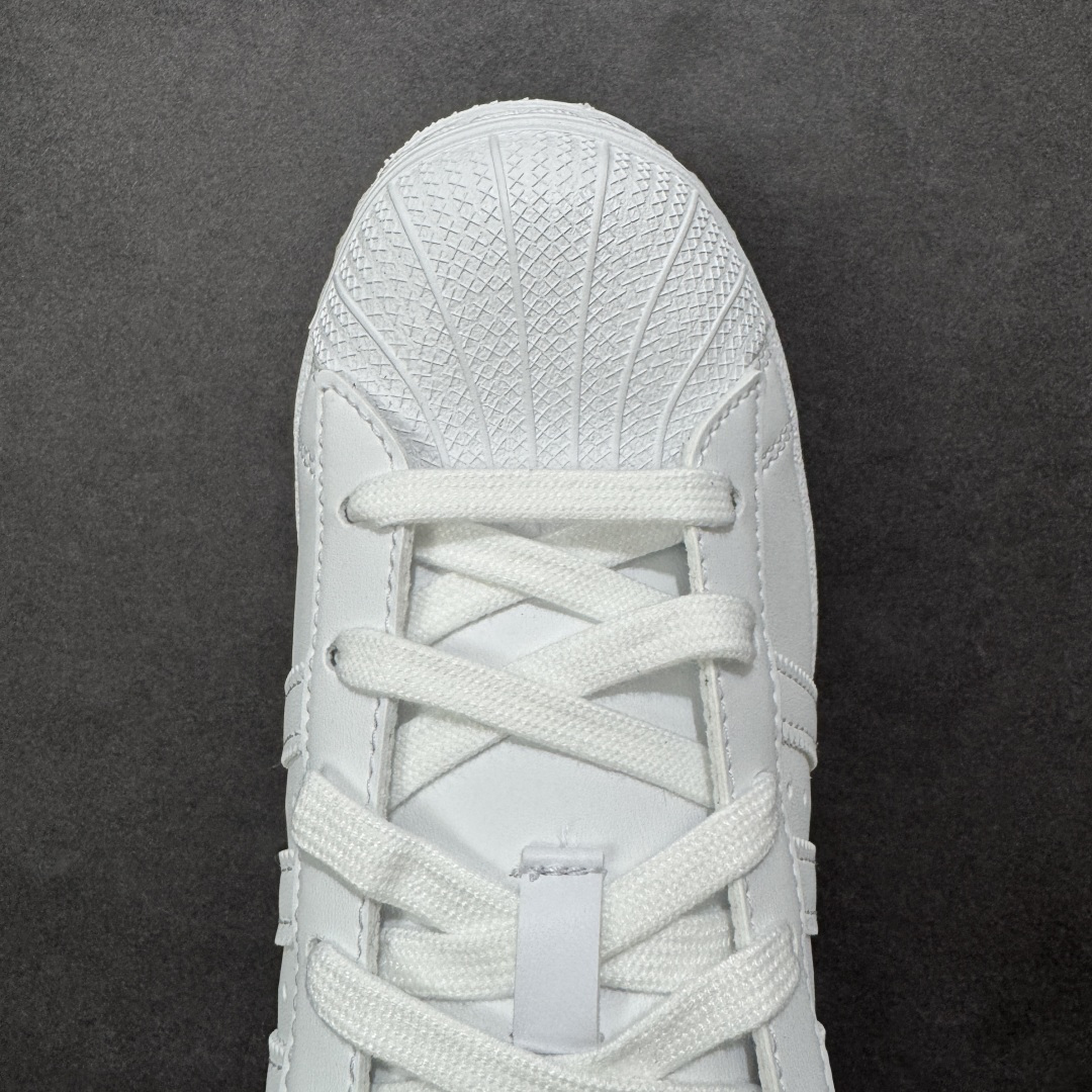 图片[8]-【公司级】Adidas Original Superstar 2 阿迪达斯 低帮 白色凯迪猫 日本知名卡通 IP Hello Kitty携手 Adidas ，将 18 年前的超稀有 Air Presto “Hello Kitty” 带回。让玩家亲自感受到当年的经典造型。整双鞋款以经典 Superstar 贝壳头为原型打造。风格当然还是甜美可爱的路线。鞋身大面积为纯白色，后跟处则是黑色造型，并点缀粉色波点，可爱气质溢出屏幕。最大的亮点还是在于鞋面后侧的 Hello Kitty 图案，虽然只是露出个头顶，但若隐若现反而更能突出角色娇羞甜美的性格。鞋底的波点呼应设计，完善整体设计的同时更增添许多可爱细节。 货号：GW7168 尺码：35¹/₃ 36 36²/₃ 37¹/₃ 38 38²/₃ 39¹/₃ 40 编码：XSB210220-选品中心