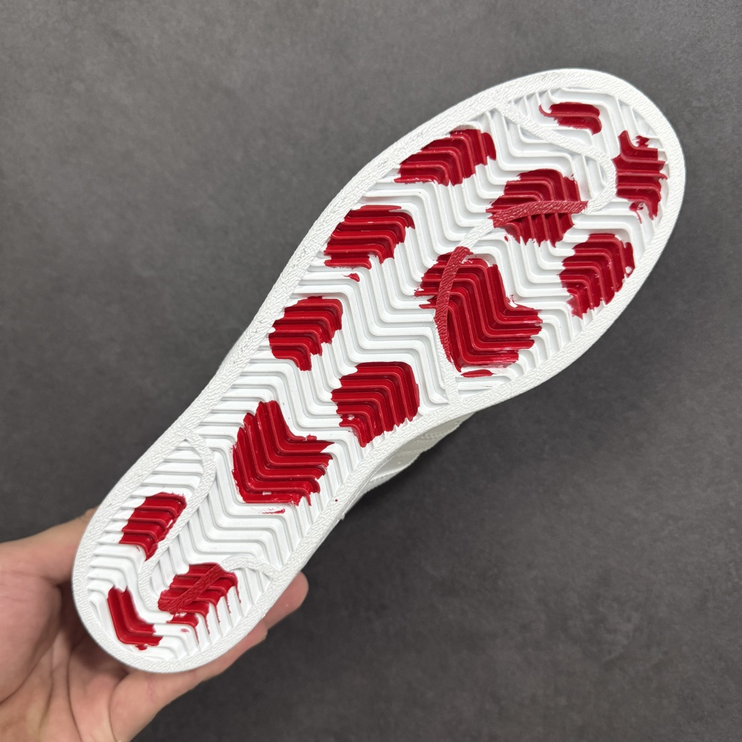 图片[9]-【公司级】Adidas Original Superstar 2 阿迪达斯 低帮 白色凯迪猫 日本知名卡通 IP Hello Kitty携手 Adidas ，将 18 年前的超稀有 Air Presto “Hello Kitty” 带回。让玩家亲自感受到当年的经典造型。整双鞋款以经典 Superstar 贝壳头为原型打造。风格当然还是甜美可爱的路线。鞋身大面积为纯白色，后跟处则是黑色造型，并点缀粉色波点，可爱气质溢出屏幕。最大的亮点还是在于鞋面后侧的 Hello Kitty 图案，虽然只是露出个头顶，但若隐若现反而更能突出角色娇羞甜美的性格。鞋底的波点呼应设计，完善整体设计的同时更增添许多可爱细节。 货号：GW7168 尺码：35¹/₃ 36 36²/₃ 37¹/₃ 38 38²/₃ 39¹/₃ 40 编码：XSB210220-选品中心