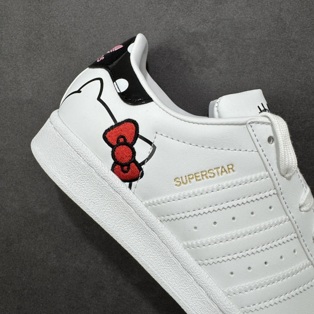 图片[6]-【公司级】Adidas Original Superstar 2 阿迪达斯 低帮 白色凯迪猫 日本知名卡通 IP Hello Kitty携手 Adidas ，将 18 年前的超稀有 Air Presto “Hello Kitty” 带回。让玩家亲自感受到当年的经典造型。整双鞋款以经典 Superstar 贝壳头为原型打造。风格当然还是甜美可爱的路线。鞋身大面积为纯白色，后跟处则是黑色造型，并点缀粉色波点，可爱气质溢出屏幕。最大的亮点还是在于鞋面后侧的 Hello Kitty 图案，虽然只是露出个头顶，但若隐若现反而更能突出角色娇羞甜美的性格。鞋底的波点呼应设计，完善整体设计的同时更增添许多可爱细节。 货号：GW7168 尺码：35¹/₃ 36 36²/₃ 37¹/₃ 38 38²/₃ 39¹/₃ 40 编码：XSB210220-选品中心