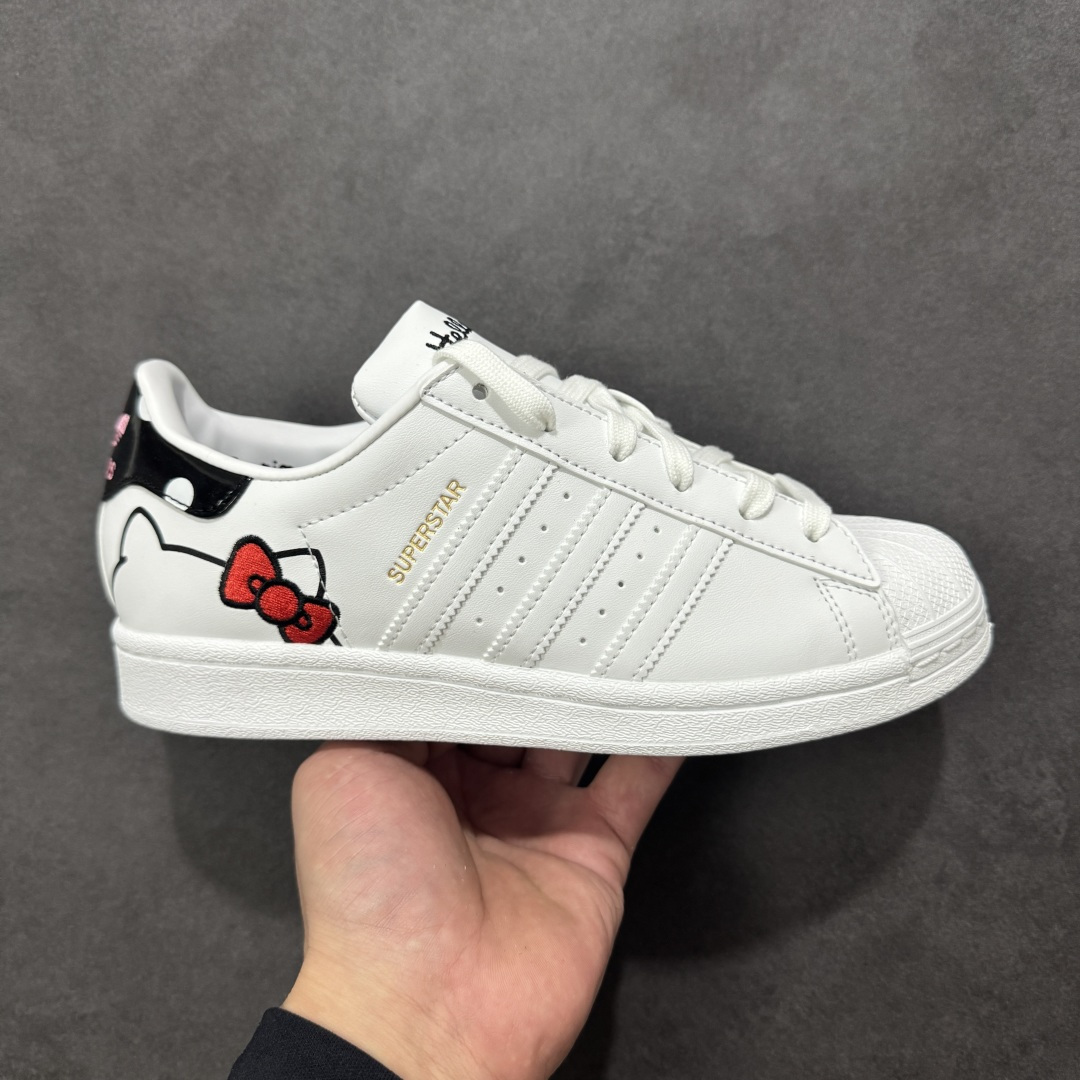 【公司级】Adidas Original Superstar 2 阿迪达斯 低帮 白色凯迪猫 日本知名卡通 IP Hello Kitty携手 Adidas ，将 18 年前的超稀有 Air Presto “Hello Kitty” 带回。让玩家亲自感受到当年的经典造型。整双鞋款以经典 Superstar 贝壳头为原型打造。风格当然还是甜美可爱的路线。鞋身大面积为纯白色，后跟处则是黑色造型，并点缀粉色波点，可爱气质溢出屏幕。最大的亮点还是在于鞋面后侧的 Hello Kitty 图案，虽然只是露出个头顶，但若隐若现反而更能突出角色娇羞甜美的性格。鞋底的波点呼应设计，完善整体设计的同时更增添许多可爱细节。 货号：GW7168 尺码：35¹/₃ 36 36²/₃ 37¹/₃ 38 38²/₃ 39¹/₃ 40 编码：XSB210220-选品中心