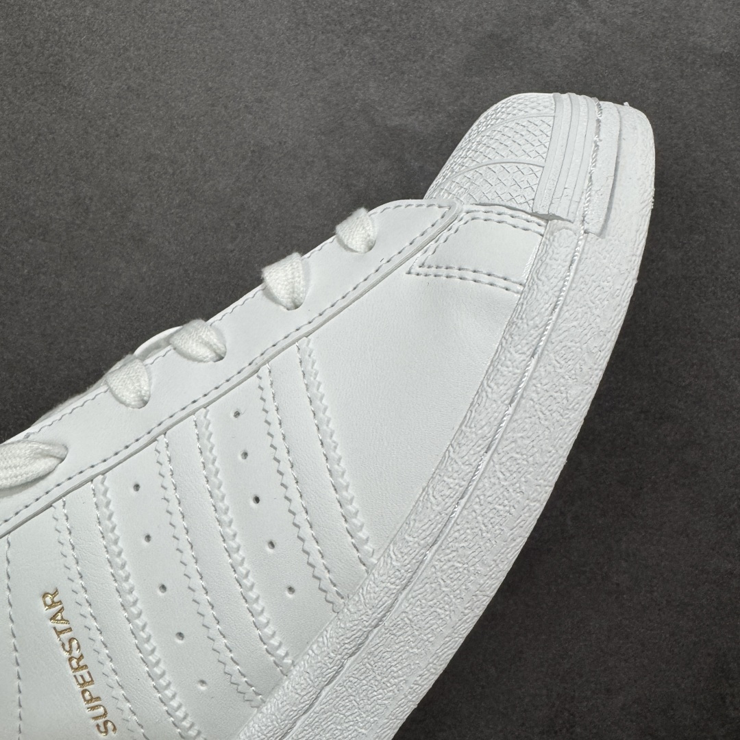 图片[5]-【公司级】Adidas Original Superstar 2 阿迪达斯 低帮 白色凯迪猫 日本知名卡通 IP Hello Kitty携手 Adidas ，将 18 年前的超稀有 Air Presto “Hello Kitty” 带回。让玩家亲自感受到当年的经典造型。整双鞋款以经典 Superstar 贝壳头为原型打造。风格当然还是甜美可爱的路线。鞋身大面积为纯白色，后跟处则是黑色造型，并点缀粉色波点，可爱气质溢出屏幕。最大的亮点还是在于鞋面后侧的 Hello Kitty 图案，虽然只是露出个头顶，但若隐若现反而更能突出角色娇羞甜美的性格。鞋底的波点呼应设计，完善整体设计的同时更增添许多可爱细节。 货号：GW7168 尺码：35¹/₃ 36 36²/₃ 37¹/₃ 38 38²/₃ 39¹/₃ 40 编码：XSB210220-选品中心