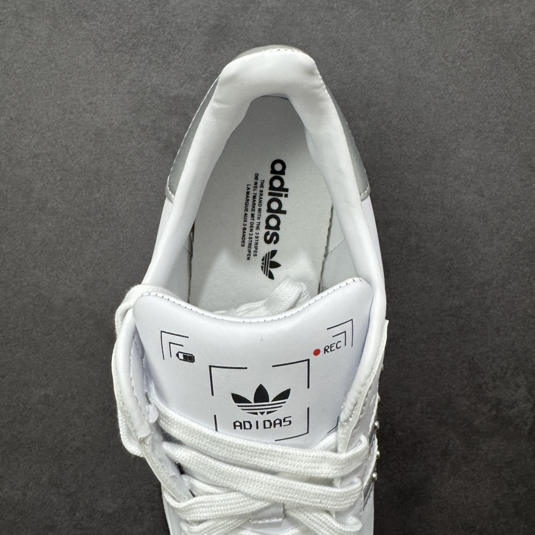 图片[7]-【GX版本】adidas originals Superstar 2 百搭舒适薄底 防滑耐磨 低帮 板鞋 女款 白银 尺码：35⅓ 36 36⅔ 37⅓ 38 38⅔ 39⅓ 40 货号：JR4505 Superstar系列以贝壳头设计著称，这一标志性元素使其在众多鞋款中脱颖而出。贝壳头不仅具有防撞和保护脚尖的作用，还成为了时尚界的经典符号。作为阿迪达斯经典系列的一部分，Superstar鞋侧常常饰有三叶草标志，彰显品牌身份与品质保证。鞋面采用优质皮革，质感高级且耐磨耐穿。柔软橡胶底则提供了良好的缓震效果和抓地力。Superstar板鞋以其舒适的穿着体验而著称。柔软橡胶底和合理的内部空间设计，使得长时间穿着也不会感到疲劳。简约复古的鞋型搭配贝壳头设计，使得Superstar成为一款百搭鞋款。无论是搭配牛仔裤、休闲裤还是裙子，都能轻松驾驭各种风格。采用优质材质和精湛工艺打造，Superstar板鞋具有出色的耐用性和耐磨性，能够陪伴消费者度过漫长的时光。自诞生以来，Superstar逐渐成为街头潮流文化的代表之一。众多潮人、明星和设计师都钟爱这款鞋款，纷纷将其纳入自己的穿搭中。-选品中心