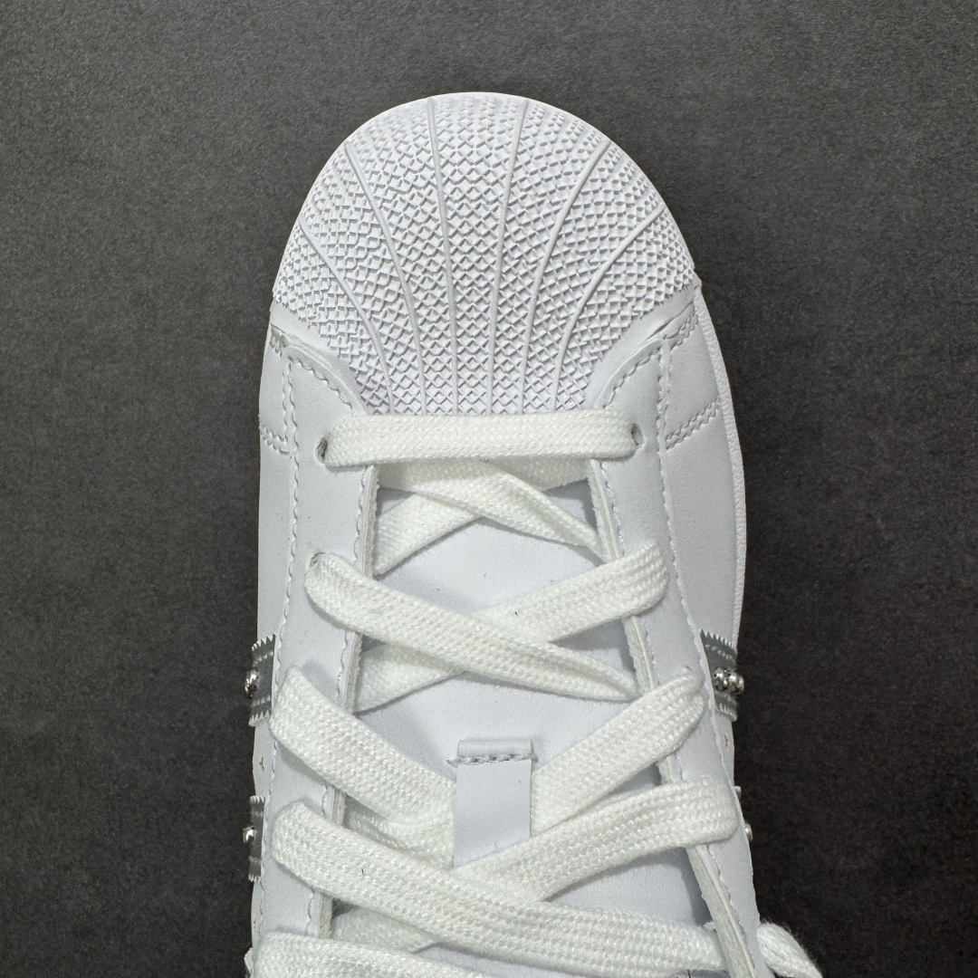 图片[8]-【GX版本】adidas originals Superstar 2 百搭舒适薄底 防滑耐磨 低帮 板鞋 女款 白银 尺码：35⅓ 36 36⅔ 37⅓ 38 38⅔ 39⅓ 40 货号：JR4505 Superstar系列以贝壳头设计著称，这一标志性元素使其在众多鞋款中脱颖而出。贝壳头不仅具有防撞和保护脚尖的作用，还成为了时尚界的经典符号。作为阿迪达斯经典系列的一部分，Superstar鞋侧常常饰有三叶草标志，彰显品牌身份与品质保证。鞋面采用优质皮革，质感高级且耐磨耐穿。柔软橡胶底则提供了良好的缓震效果和抓地力。Superstar板鞋以其舒适的穿着体验而著称。柔软橡胶底和合理的内部空间设计，使得长时间穿着也不会感到疲劳。简约复古的鞋型搭配贝壳头设计，使得Superstar成为一款百搭鞋款。无论是搭配牛仔裤、休闲裤还是裙子，都能轻松驾驭各种风格。采用优质材质和精湛工艺打造，Superstar板鞋具有出色的耐用性和耐磨性，能够陪伴消费者度过漫长的时光。自诞生以来，Superstar逐渐成为街头潮流文化的代表之一。众多潮人、明星和设计师都钟爱这款鞋款，纷纷将其纳入自己的穿搭中。-选品中心