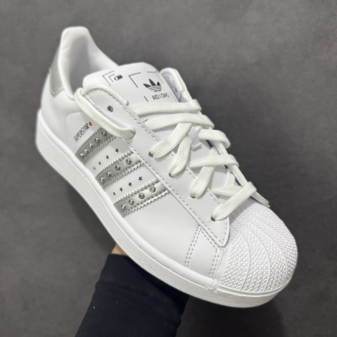 图片[3]-【GX版本】adidas originals Superstar 2 百搭舒适薄底 防滑耐磨 低帮 板鞋 女款 白银 尺码：35⅓ 36 36⅔ 37⅓ 38 38⅔ 39⅓ 40 货号：JR4505 Superstar系列以贝壳头设计著称，这一标志性元素使其在众多鞋款中脱颖而出。贝壳头不仅具有防撞和保护脚尖的作用，还成为了时尚界的经典符号。作为阿迪达斯经典系列的一部分，Superstar鞋侧常常饰有三叶草标志，彰显品牌身份与品质保证。鞋面采用优质皮革，质感高级且耐磨耐穿。柔软橡胶底则提供了良好的缓震效果和抓地力。Superstar板鞋以其舒适的穿着体验而著称。柔软橡胶底和合理的内部空间设计，使得长时间穿着也不会感到疲劳。简约复古的鞋型搭配贝壳头设计，使得Superstar成为一款百搭鞋款。无论是搭配牛仔裤、休闲裤还是裙子，都能轻松驾驭各种风格。采用优质材质和精湛工艺打造，Superstar板鞋具有出色的耐用性和耐磨性，能够陪伴消费者度过漫长的时光。自诞生以来，Superstar逐渐成为街头潮流文化的代表之一。众多潮人、明星和设计师都钟爱这款鞋款，纷纷将其纳入自己的穿搭中。-选品中心