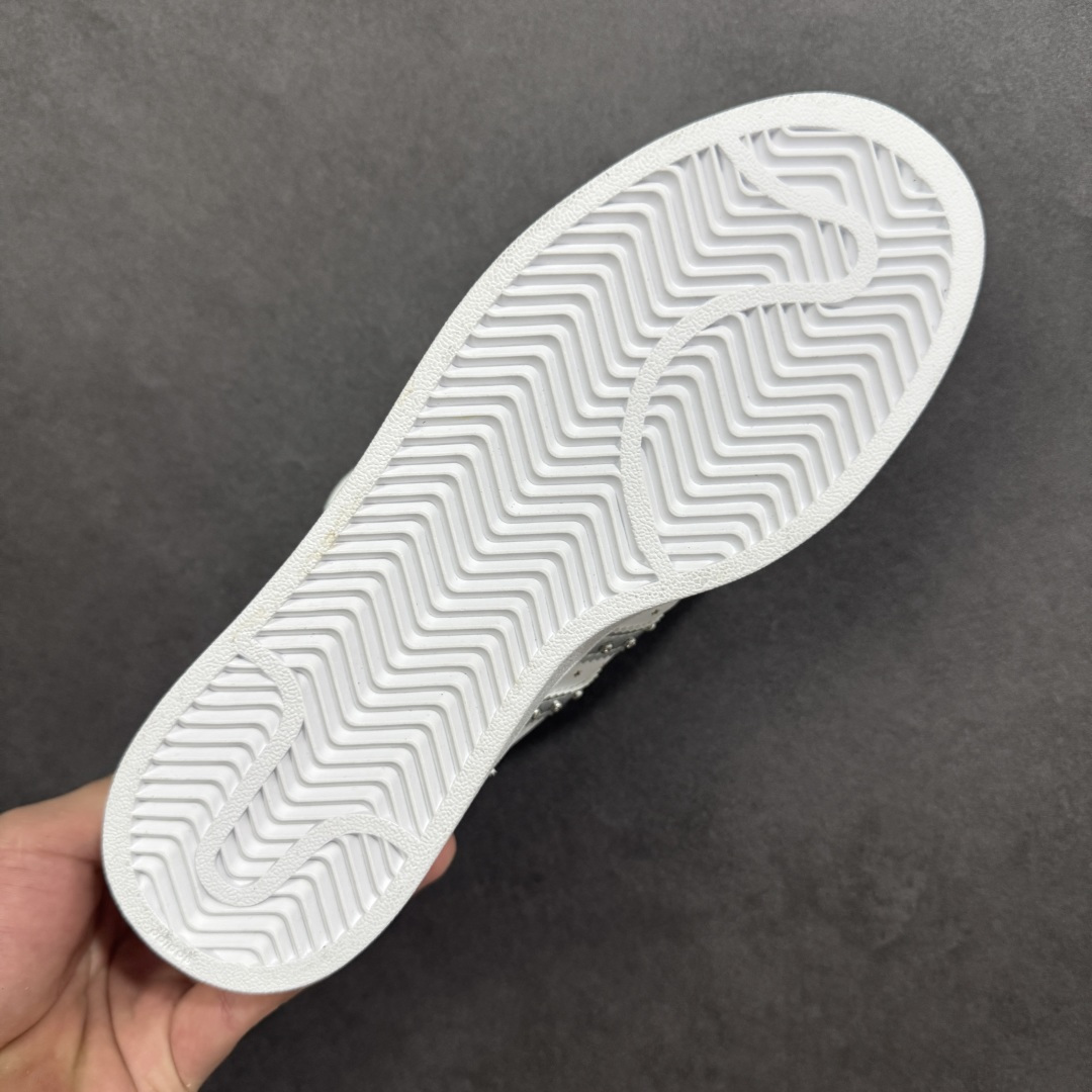 图片[9]-【GX版本】adidas originals Superstar 2 百搭舒适薄底 防滑耐磨 低帮 板鞋 女款 白银 尺码：35⅓ 36 36⅔ 37⅓ 38 38⅔ 39⅓ 40 货号：JR4505 Superstar系列以贝壳头设计著称，这一标志性元素使其在众多鞋款中脱颖而出。贝壳头不仅具有防撞和保护脚尖的作用，还成为了时尚界的经典符号。作为阿迪达斯经典系列的一部分，Superstar鞋侧常常饰有三叶草标志，彰显品牌身份与品质保证。鞋面采用优质皮革，质感高级且耐磨耐穿。柔软橡胶底则提供了良好的缓震效果和抓地力。Superstar板鞋以其舒适的穿着体验而著称。柔软橡胶底和合理的内部空间设计，使得长时间穿着也不会感到疲劳。简约复古的鞋型搭配贝壳头设计，使得Superstar成为一款百搭鞋款。无论是搭配牛仔裤、休闲裤还是裙子，都能轻松驾驭各种风格。采用优质材质和精湛工艺打造，Superstar板鞋具有出色的耐用性和耐磨性，能够陪伴消费者度过漫长的时光。自诞生以来，Superstar逐渐成为街头潮流文化的代表之一。众多潮人、明星和设计师都钟爱这款鞋款，纷纷将其纳入自己的穿搭中。-选品中心