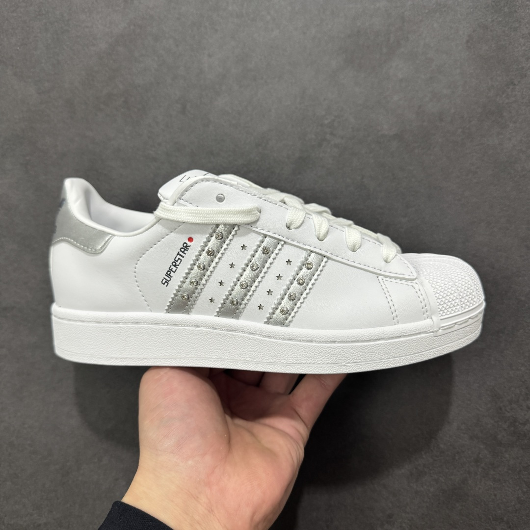【GX版本】adidas originals Superstar 2 百搭舒适薄底 防滑耐磨 低帮 板鞋 女款 白银 尺码：35⅓ 36 36⅔ 37⅓ 38 38⅔ 39⅓ 40 货号：JR4505 Superstar系列以贝壳头设计著称，这一标志性元素使其在众多鞋款中脱颖而出。贝壳头不仅具有防撞和保护脚尖的作用，还成为了时尚界的经典符号。作为阿迪达斯经典系列的一部分，Superstar鞋侧常常饰有三叶草标志，彰显品牌身份与品质保证。鞋面采用优质皮革，质感高级且耐磨耐穿。柔软橡胶底则提供了良好的缓震效果和抓地力。Superstar板鞋以其舒适的穿着体验而著称。柔软橡胶底和合理的内部空间设计，使得长时间穿着也不会感到疲劳。简约复古的鞋型搭配贝壳头设计，使得Superstar成为一款百搭鞋款。无论是搭配牛仔裤、休闲裤还是裙子，都能轻松驾驭各种风格。采用优质材质和精湛工艺打造，Superstar板鞋具有出色的耐用性和耐磨性，能够陪伴消费者度过漫长的时光。自诞生以来，Superstar逐渐成为街头潮流文化的代表之一。众多潮人、明星和设计师都钟爱这款鞋款，纷纷将其纳入自己的穿搭中。-选品中心