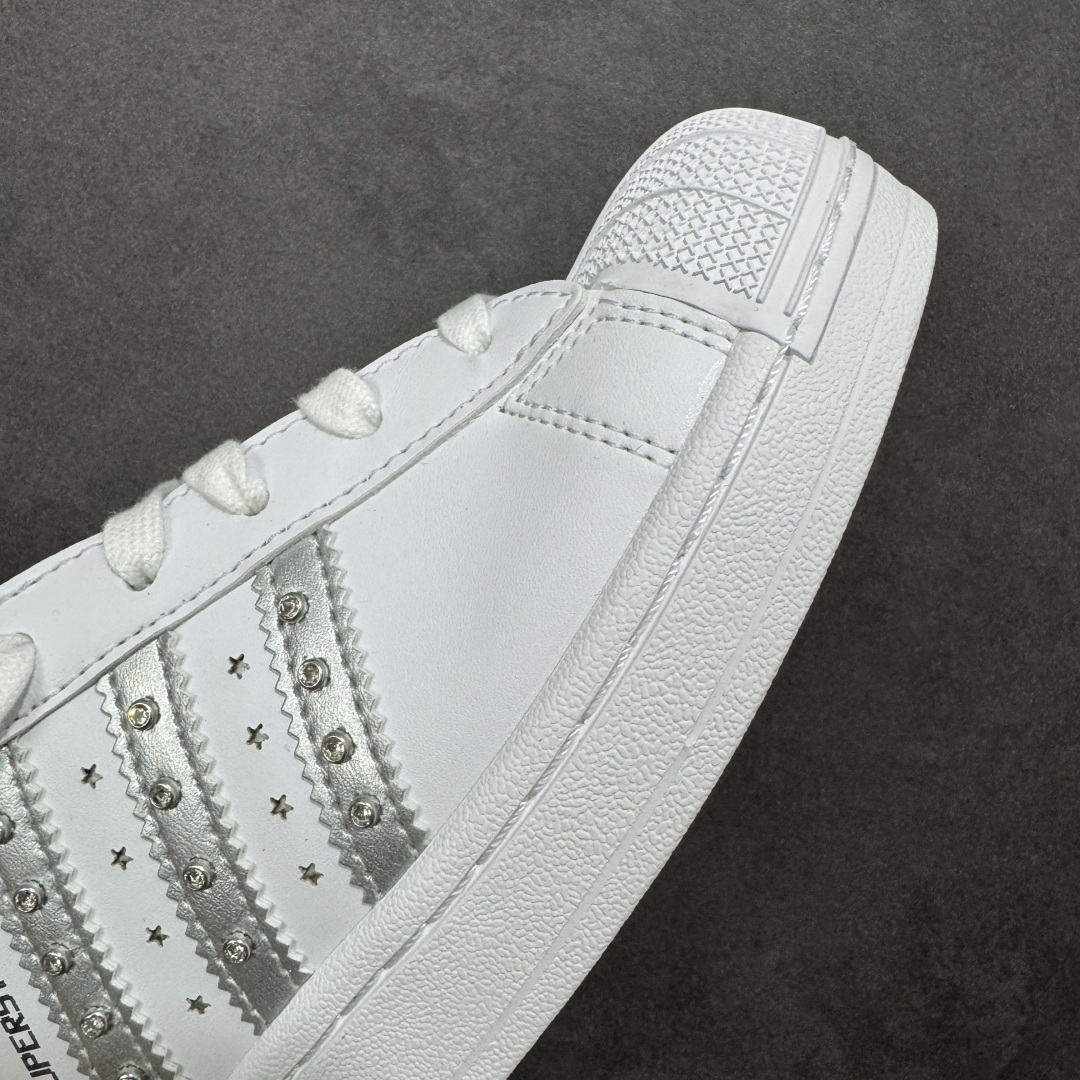 图片[5]-【GX版本】adidas originals Superstar 2 百搭舒适薄底 防滑耐磨 低帮 板鞋 女款 白银 尺码：35⅓ 36 36⅔ 37⅓ 38 38⅔ 39⅓ 40 货号：JR4505 Superstar系列以贝壳头设计著称，这一标志性元素使其在众多鞋款中脱颖而出。贝壳头不仅具有防撞和保护脚尖的作用，还成为了时尚界的经典符号。作为阿迪达斯经典系列的一部分，Superstar鞋侧常常饰有三叶草标志，彰显品牌身份与品质保证。鞋面采用优质皮革，质感高级且耐磨耐穿。柔软橡胶底则提供了良好的缓震效果和抓地力。Superstar板鞋以其舒适的穿着体验而著称。柔软橡胶底和合理的内部空间设计，使得长时间穿着也不会感到疲劳。简约复古的鞋型搭配贝壳头设计，使得Superstar成为一款百搭鞋款。无论是搭配牛仔裤、休闲裤还是裙子，都能轻松驾驭各种风格。采用优质材质和精湛工艺打造，Superstar板鞋具有出色的耐用性和耐磨性，能够陪伴消费者度过漫长的时光。自诞生以来，Superstar逐渐成为街头潮流文化的代表之一。众多潮人、明星和设计师都钟爱这款鞋款，纷纷将其纳入自己的穿搭中。-选品中心