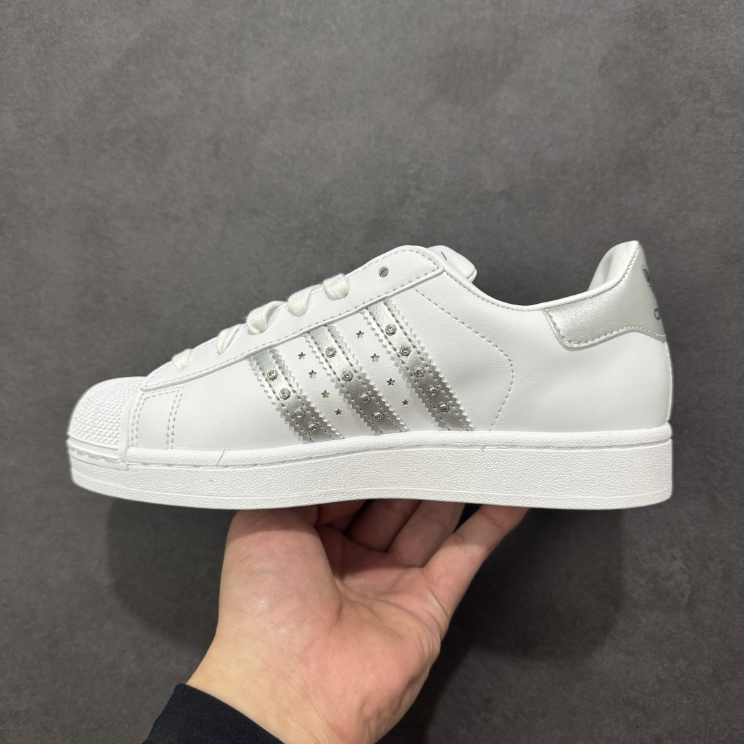 图片[2]-【GX版本】adidas originals Superstar 2 百搭舒适薄底 防滑耐磨 低帮 板鞋 女款 白银 尺码：35⅓ 36 36⅔ 37⅓ 38 38⅔ 39⅓ 40 货号：JR4505 Superstar系列以贝壳头设计著称，这一标志性元素使其在众多鞋款中脱颖而出。贝壳头不仅具有防撞和保护脚尖的作用，还成为了时尚界的经典符号。作为阿迪达斯经典系列的一部分，Superstar鞋侧常常饰有三叶草标志，彰显品牌身份与品质保证。鞋面采用优质皮革，质感高级且耐磨耐穿。柔软橡胶底则提供了良好的缓震效果和抓地力。Superstar板鞋以其舒适的穿着体验而著称。柔软橡胶底和合理的内部空间设计，使得长时间穿着也不会感到疲劳。简约复古的鞋型搭配贝壳头设计，使得Superstar成为一款百搭鞋款。无论是搭配牛仔裤、休闲裤还是裙子，都能轻松驾驭各种风格。采用优质材质和精湛工艺打造，Superstar板鞋具有出色的耐用性和耐磨性，能够陪伴消费者度过漫长的时光。自诞生以来，Superstar逐渐成为街头潮流文化的代表之一。众多潮人、明星和设计师都钟爱这款鞋款，纷纷将其纳入自己的穿搭中。-选品中心