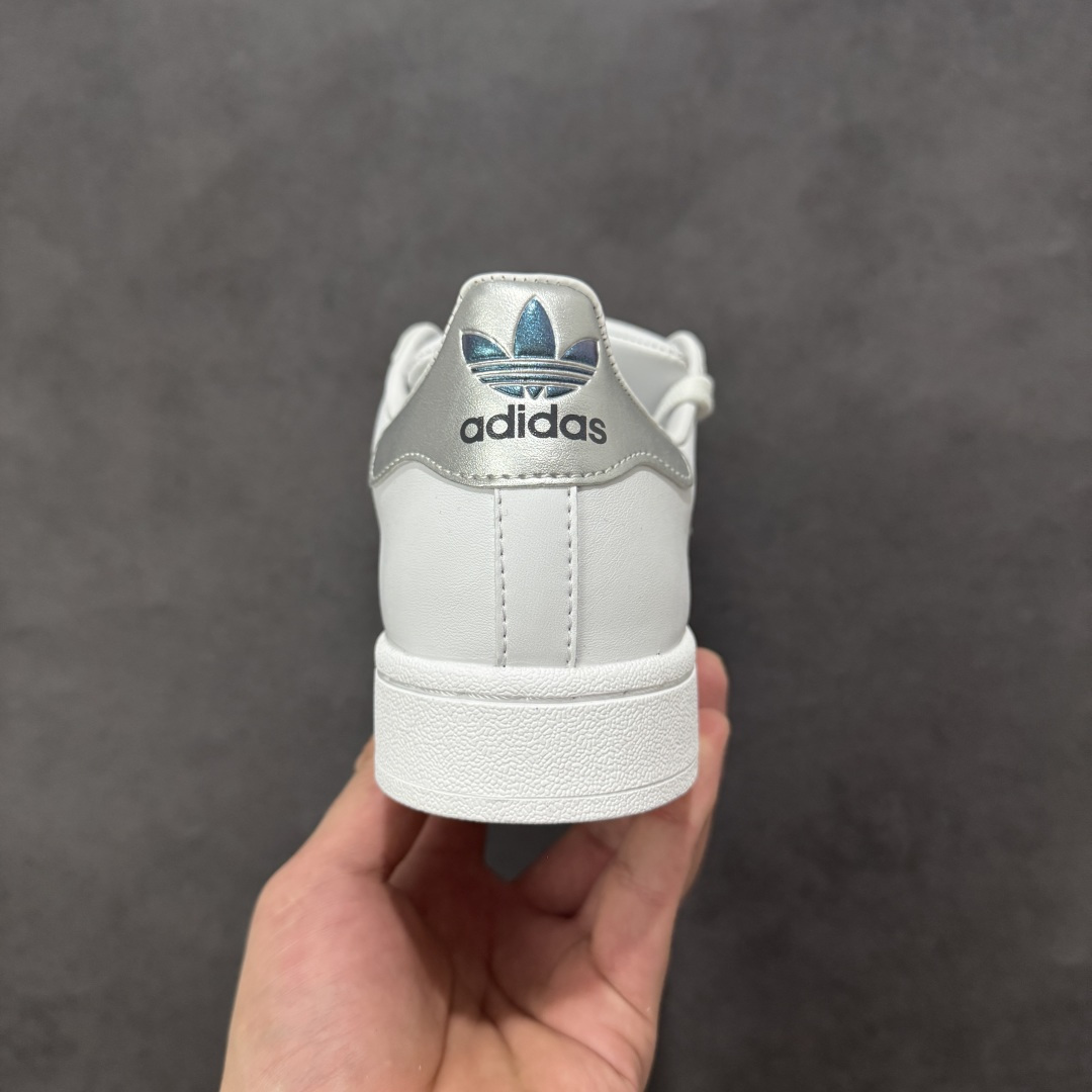 图片[4]-【GX版本】adidas originals Superstar 2 百搭舒适薄底 防滑耐磨 低帮 板鞋 女款 白银 尺码：35⅓ 36 36⅔ 37⅓ 38 38⅔ 39⅓ 40 货号：JR4505 Superstar系列以贝壳头设计著称，这一标志性元素使其在众多鞋款中脱颖而出。贝壳头不仅具有防撞和保护脚尖的作用，还成为了时尚界的经典符号。作为阿迪达斯经典系列的一部分，Superstar鞋侧常常饰有三叶草标志，彰显品牌身份与品质保证。鞋面采用优质皮革，质感高级且耐磨耐穿。柔软橡胶底则提供了良好的缓震效果和抓地力。Superstar板鞋以其舒适的穿着体验而著称。柔软橡胶底和合理的内部空间设计，使得长时间穿着也不会感到疲劳。简约复古的鞋型搭配贝壳头设计，使得Superstar成为一款百搭鞋款。无论是搭配牛仔裤、休闲裤还是裙子，都能轻松驾驭各种风格。采用优质材质和精湛工艺打造，Superstar板鞋具有出色的耐用性和耐磨性，能够陪伴消费者度过漫长的时光。自诞生以来，Superstar逐渐成为街头潮流文化的代表之一。众多潮人、明星和设计师都钟爱这款鞋款，纷纷将其纳入自己的穿搭中。-选品中心