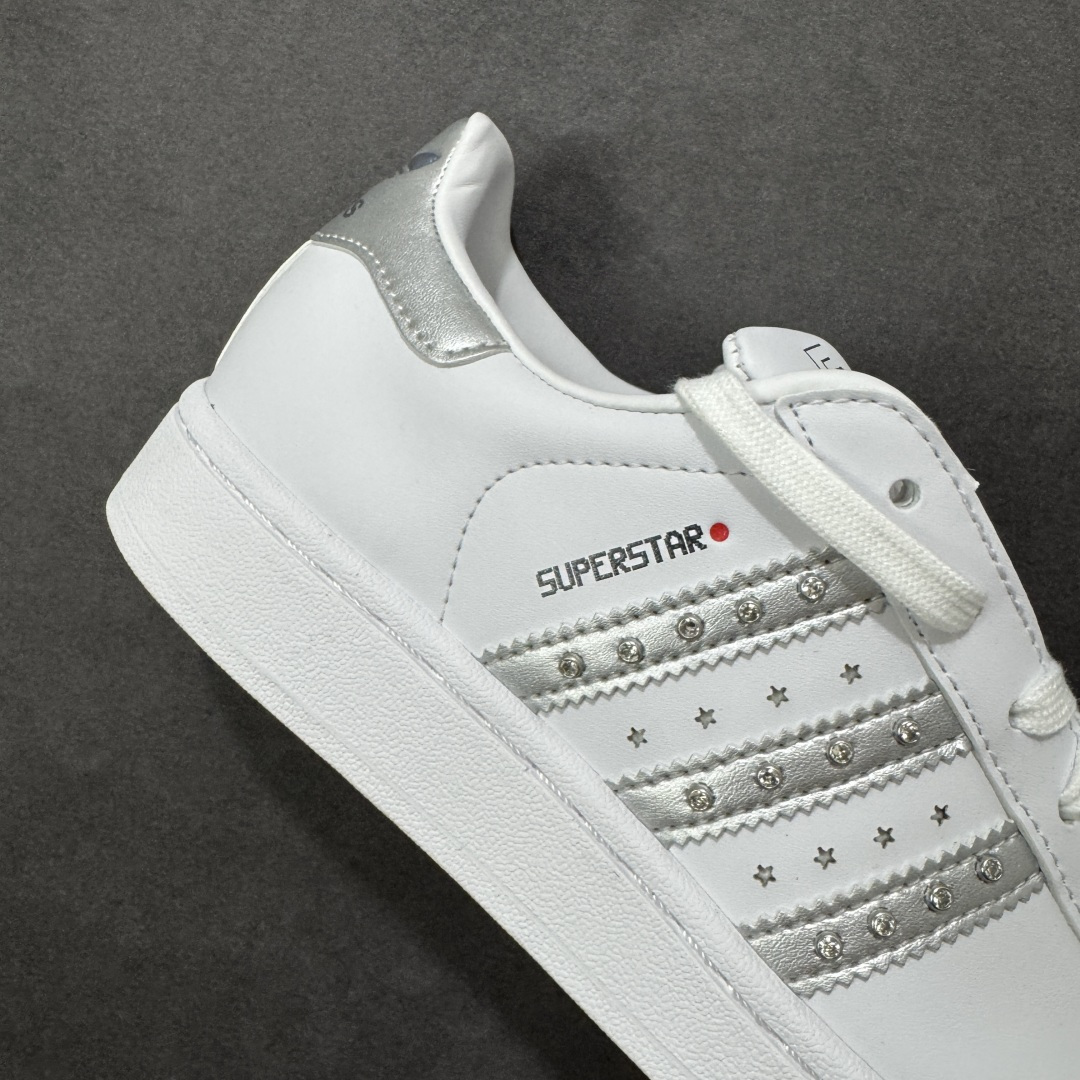 图片[6]-【GX版本】adidas originals Superstar 2 百搭舒适薄底 防滑耐磨 低帮 板鞋 女款 白银 尺码：35⅓ 36 36⅔ 37⅓ 38 38⅔ 39⅓ 40 货号：JR4505 Superstar系列以贝壳头设计著称，这一标志性元素使其在众多鞋款中脱颖而出。贝壳头不仅具有防撞和保护脚尖的作用，还成为了时尚界的经典符号。作为阿迪达斯经典系列的一部分，Superstar鞋侧常常饰有三叶草标志，彰显品牌身份与品质保证。鞋面采用优质皮革，质感高级且耐磨耐穿。柔软橡胶底则提供了良好的缓震效果和抓地力。Superstar板鞋以其舒适的穿着体验而著称。柔软橡胶底和合理的内部空间设计，使得长时间穿着也不会感到疲劳。简约复古的鞋型搭配贝壳头设计，使得Superstar成为一款百搭鞋款。无论是搭配牛仔裤、休闲裤还是裙子，都能轻松驾驭各种风格。采用优质材质和精湛工艺打造，Superstar板鞋具有出色的耐用性和耐磨性，能够陪伴消费者度过漫长的时光。自诞生以来，Superstar逐渐成为街头潮流文化的代表之一。众多潮人、明星和设计师都钟爱这款鞋款，纷纷将其纳入自己的穿搭中。-选品中心