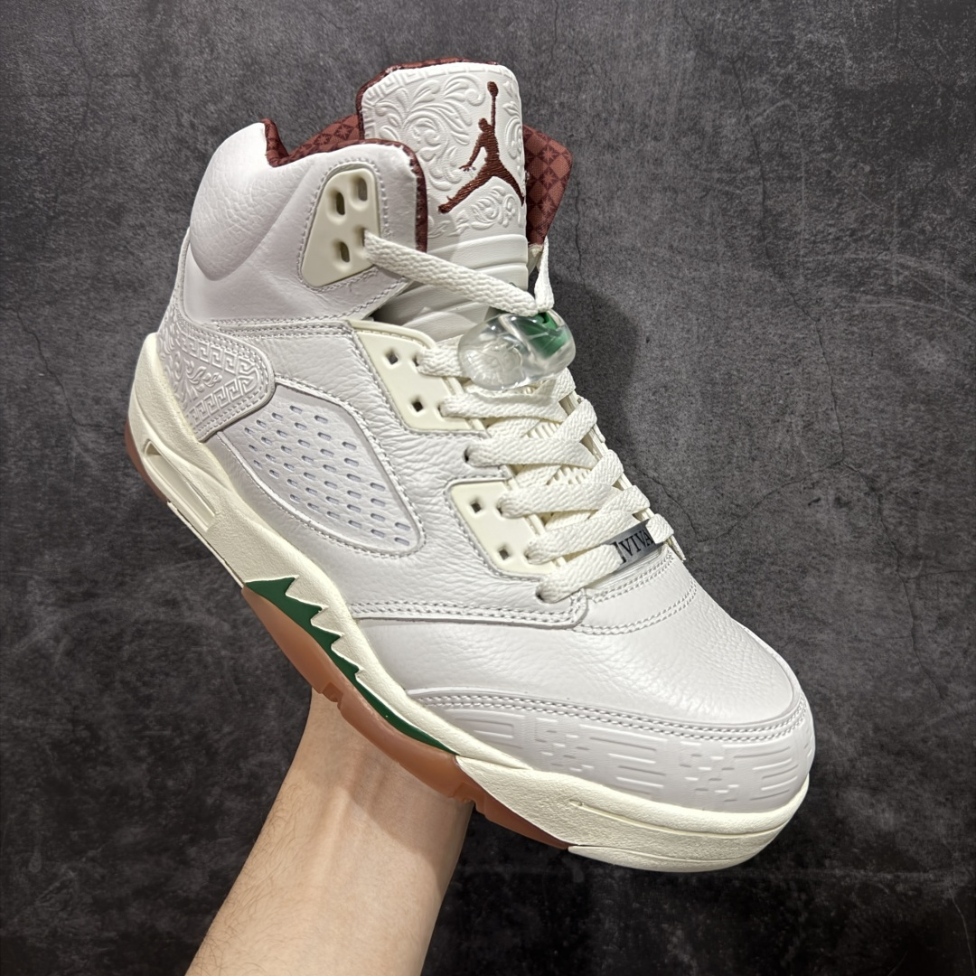 图片[3]-【外贸纯原】Air Jordan 5 Retro \”EL GRITO\” 低帮 墨西哥独立日 AJ5 乔丹5代 aj5 乔5 低邦 白红绿鸳鸯 乔丹篮球鞋系列 配色方案以白色为主，并在中底鲨鱼齿元素、鞋带扣等细节部分融入了墨西哥国旗红绿颜色。可以看到鞋头、后跟、鞋舌的皮革上加入了浮雕的纹理，这一细节的灵感来自当地建筑的装饰。鞋舌以及后跟Jumpmaan Logo均采用棕色刺绣点缀，并将侧面换成了打孔皮革，整双鞋呈现出的视觉效果相当高级，鞋头安排上特殊鞋带扣，VIVA这个词在西班牙语中表示 “万岁”，表达欢呼、庆祝。略带做旧效果的中底搭配生胶外底及黑色Jumpman Logo，复古味道也拿捏的恰到好处。内衬是细腻的暗纹， 里里外外的细节都可圈可点。 货号：HF8833-100 尺码：40 40.5 41 42 42.5 43 44 44.5 45 46 47.5 48.5-选品中心