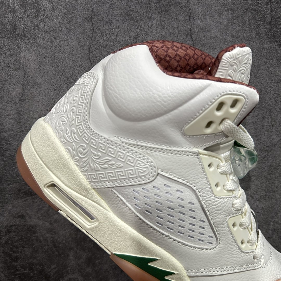 图片[7]-【外贸纯原】Air Jordan 5 Retro \”EL GRITO\” 低帮 墨西哥独立日 AJ5 乔丹5代 aj5 乔5 低邦 白红绿鸳鸯 乔丹篮球鞋系列 配色方案以白色为主，并在中底鲨鱼齿元素、鞋带扣等细节部分融入了墨西哥国旗红绿颜色。可以看到鞋头、后跟、鞋舌的皮革上加入了浮雕的纹理，这一细节的灵感来自当地建筑的装饰。鞋舌以及后跟Jumpmaan Logo均采用棕色刺绣点缀，并将侧面换成了打孔皮革，整双鞋呈现出的视觉效果相当高级，鞋头安排上特殊鞋带扣，VIVA这个词在西班牙语中表示 “万岁”，表达欢呼、庆祝。略带做旧效果的中底搭配生胶外底及黑色Jumpman Logo，复古味道也拿捏的恰到好处。内衬是细腻的暗纹， 里里外外的细节都可圈可点。 货号：HF8833-100 尺码：40 40.5 41 42 42.5 43 44 44.5 45 46 47.5 48.5-选品中心