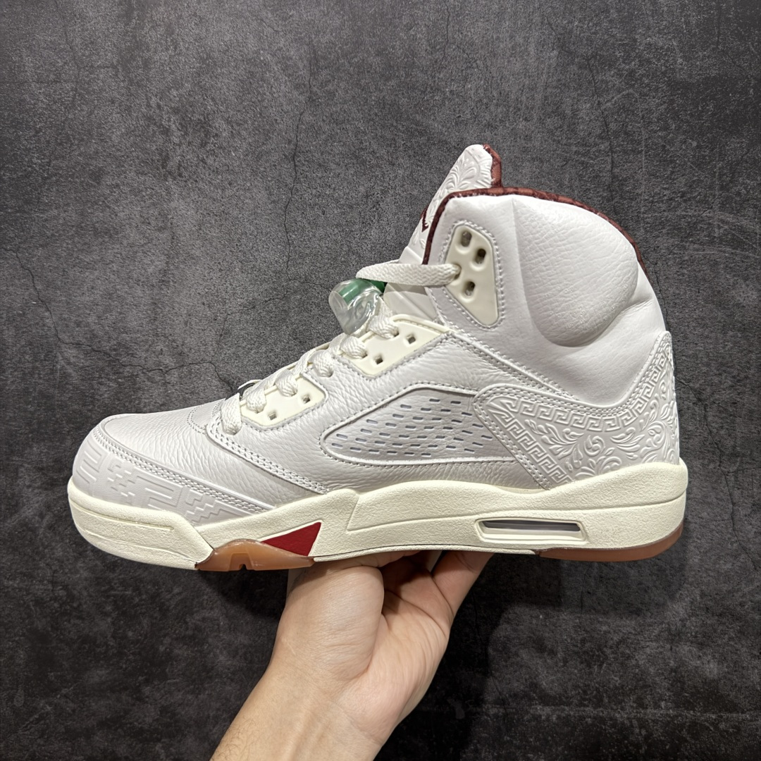 图片[2]-【外贸纯原】Air Jordan 5 Retro \”EL GRITO\” 低帮 墨西哥独立日 AJ5 乔丹5代 aj5 乔5 低邦 白红绿鸳鸯 乔丹篮球鞋系列 配色方案以白色为主，并在中底鲨鱼齿元素、鞋带扣等细节部分融入了墨西哥国旗红绿颜色。可以看到鞋头、后跟、鞋舌的皮革上加入了浮雕的纹理，这一细节的灵感来自当地建筑的装饰。鞋舌以及后跟Jumpmaan Logo均采用棕色刺绣点缀，并将侧面换成了打孔皮革，整双鞋呈现出的视觉效果相当高级，鞋头安排上特殊鞋带扣，VIVA这个词在西班牙语中表示 “万岁”，表达欢呼、庆祝。略带做旧效果的中底搭配生胶外底及黑色Jumpman Logo，复古味道也拿捏的恰到好处。内衬是细腻的暗纹， 里里外外的细节都可圈可点。 货号：HF8833-100 尺码：40 40.5 41 42 42.5 43 44 44.5 45 46 47.5 48.5-选品中心