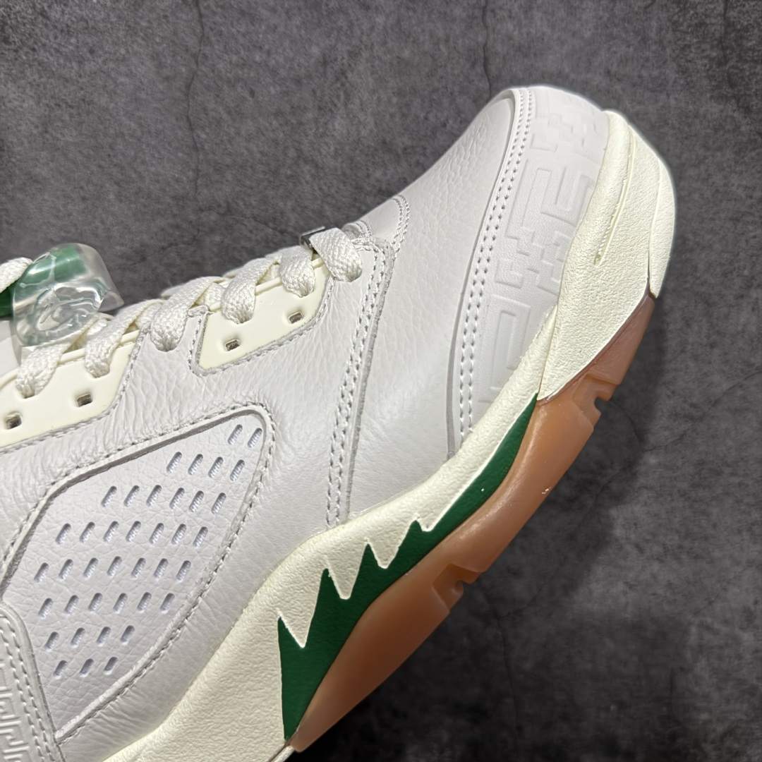 图片[6]-【外贸纯原】Air Jordan 5 Retro \”EL GRITO\” 低帮 墨西哥独立日 AJ5 乔丹5代 aj5 乔5 低邦 白红绿鸳鸯 乔丹篮球鞋系列 配色方案以白色为主，并在中底鲨鱼齿元素、鞋带扣等细节部分融入了墨西哥国旗红绿颜色。可以看到鞋头、后跟、鞋舌的皮革上加入了浮雕的纹理，这一细节的灵感来自当地建筑的装饰。鞋舌以及后跟Jumpmaan Logo均采用棕色刺绣点缀，并将侧面换成了打孔皮革，整双鞋呈现出的视觉效果相当高级，鞋头安排上特殊鞋带扣，VIVA这个词在西班牙语中表示 “万岁”，表达欢呼、庆祝。略带做旧效果的中底搭配生胶外底及黑色Jumpman Logo，复古味道也拿捏的恰到好处。内衬是细腻的暗纹， 里里外外的细节都可圈可点。 货号：HF8833-100 尺码：40 40.5 41 42 42.5 43 44 44.5 45 46 47.5 48.5-选品中心