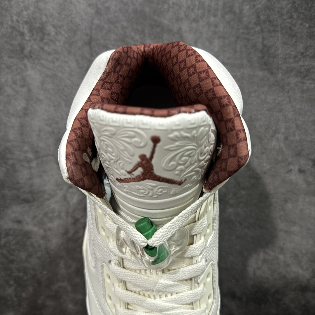 图片[8]-【外贸纯原】Air Jordan 5 Retro \”EL GRITO\” 低帮 墨西哥独立日 AJ5 乔丹5代 aj5 乔5 低邦 白红绿鸳鸯 乔丹篮球鞋系列 配色方案以白色为主，并在中底鲨鱼齿元素、鞋带扣等细节部分融入了墨西哥国旗红绿颜色。可以看到鞋头、后跟、鞋舌的皮革上加入了浮雕的纹理，这一细节的灵感来自当地建筑的装饰。鞋舌以及后跟Jumpmaan Logo均采用棕色刺绣点缀，并将侧面换成了打孔皮革，整双鞋呈现出的视觉效果相当高级，鞋头安排上特殊鞋带扣，VIVA这个词在西班牙语中表示 “万岁”，表达欢呼、庆祝。略带做旧效果的中底搭配生胶外底及黑色Jumpman Logo，复古味道也拿捏的恰到好处。内衬是细腻的暗纹， 里里外外的细节都可圈可点。 货号：HF8833-100 尺码：40 40.5 41 42 42.5 43 44 44.5 45 46 47.5 48.5-选品中心