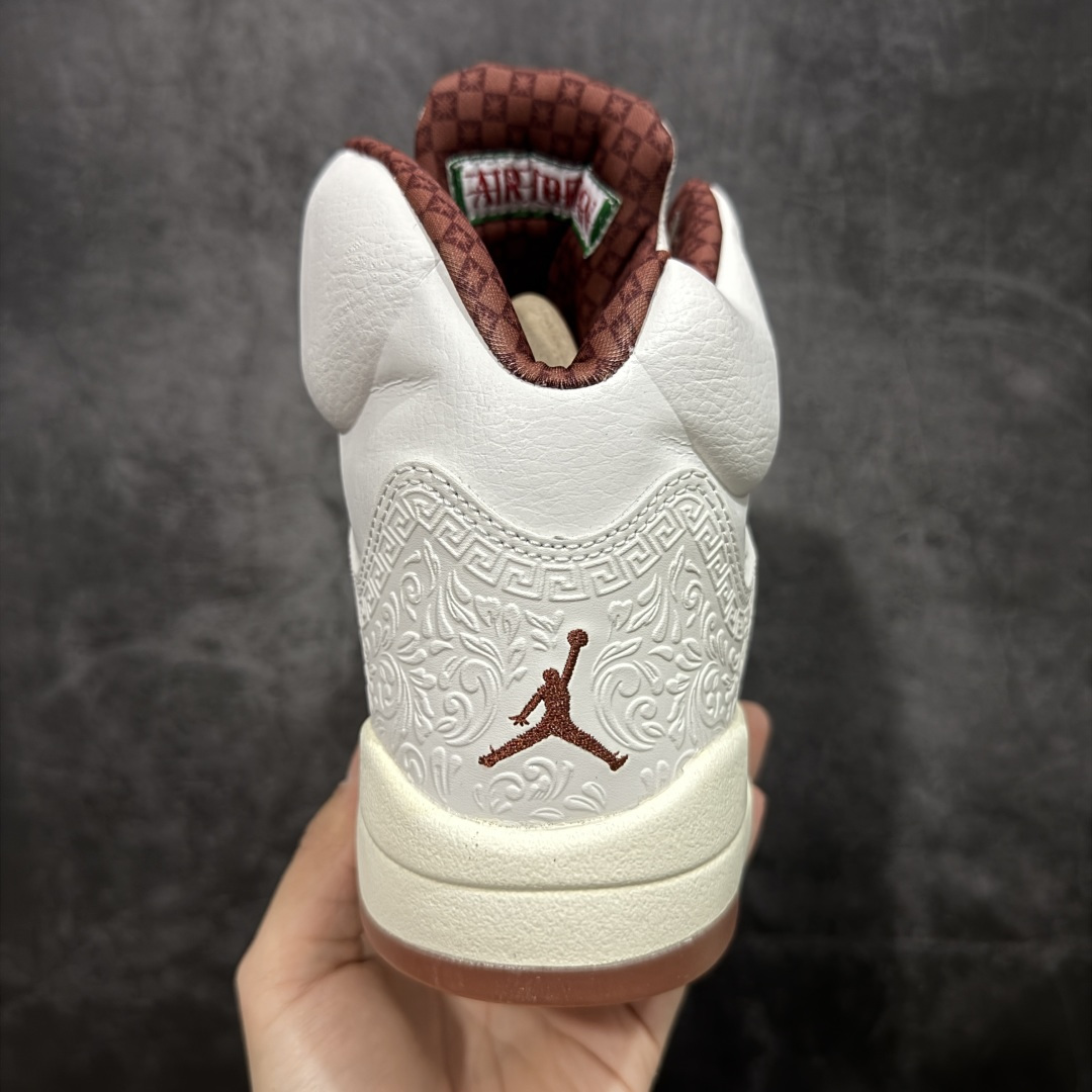 图片[4]-【外贸纯原】Air Jordan 5 Retro \”EL GRITO\” 低帮 墨西哥独立日 AJ5 乔丹5代 aj5 乔5 低邦 白红绿鸳鸯 乔丹篮球鞋系列 配色方案以白色为主，并在中底鲨鱼齿元素、鞋带扣等细节部分融入了墨西哥国旗红绿颜色。可以看到鞋头、后跟、鞋舌的皮革上加入了浮雕的纹理，这一细节的灵感来自当地建筑的装饰。鞋舌以及后跟Jumpmaan Logo均采用棕色刺绣点缀，并将侧面换成了打孔皮革，整双鞋呈现出的视觉效果相当高级，鞋头安排上特殊鞋带扣，VIVA这个词在西班牙语中表示 “万岁”，表达欢呼、庆祝。略带做旧效果的中底搭配生胶外底及黑色Jumpman Logo，复古味道也拿捏的恰到好处。内衬是细腻的暗纹， 里里外外的细节都可圈可点。 货号：HF8833-100 尺码：40 40.5 41 42 42.5 43 44 44.5 45 46 47.5 48.5-选品中心