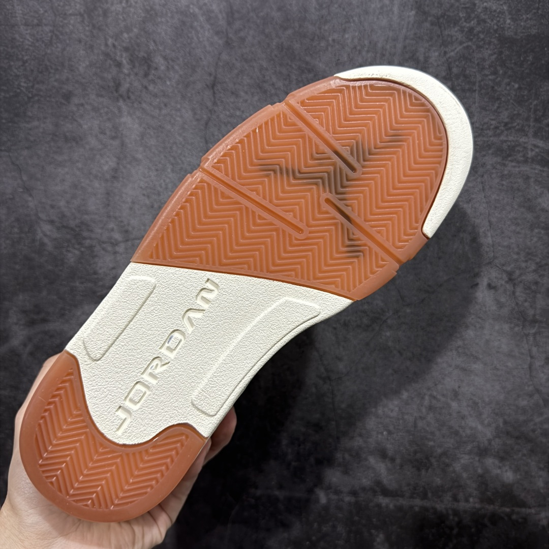 图片[9]-【外贸纯原】Air Jordan 5 Retro \”EL GRITO\” 低帮 墨西哥独立日 AJ5 乔丹5代 aj5 乔5 低邦 白红绿鸳鸯 乔丹篮球鞋系列 配色方案以白色为主，并在中底鲨鱼齿元素、鞋带扣等细节部分融入了墨西哥国旗红绿颜色。可以看到鞋头、后跟、鞋舌的皮革上加入了浮雕的纹理，这一细节的灵感来自当地建筑的装饰。鞋舌以及后跟Jumpmaan Logo均采用棕色刺绣点缀，并将侧面换成了打孔皮革，整双鞋呈现出的视觉效果相当高级，鞋头安排上特殊鞋带扣，VIVA这个词在西班牙语中表示 “万岁”，表达欢呼、庆祝。略带做旧效果的中底搭配生胶外底及黑色Jumpman Logo，复古味道也拿捏的恰到好处。内衬是细腻的暗纹， 里里外外的细节都可圈可点。 货号：HF8833-100 尺码：40 40.5 41 42 42.5 43 44 44.5 45 46 47.5 48.5-选品中心