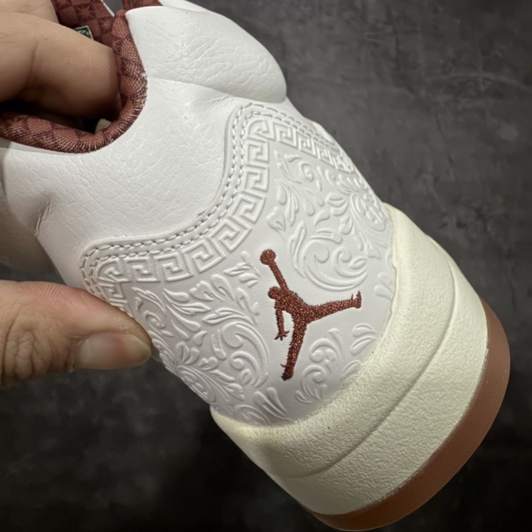 图片[2]-【外贸纯原】Air Jordan 5 Retro \”EL GRITO\” 低帮 墨西哥独立日 AJ5 乔丹5代 aj5 乔5 低邦 白红绿鸳鸯 乔丹篮球鞋系列 配色方案以白色为主，并在中底鲨鱼齿元素、鞋带扣等细节部分融入了墨西哥国旗红绿颜色。可以看到鞋头、后跟、鞋舌的皮革上加入了浮雕的纹理，这一细节的灵感来自当地建筑的装饰。鞋舌以及后跟Jumpmaan Logo均采用棕色刺绣点缀，并将侧面换成了打孔皮革，整双鞋呈现出的视觉效果相当高级，鞋头安排上特殊鞋带扣，VIVA这个词在西班牙语中表示 “万岁”，表达欢呼、庆祝。略带做旧效果的中底搭配生胶外底及黑色Jumpman Logo，复古味道也拿捏的恰到好处。内衬是细腻的暗纹， 里里外外的细节都可圈可点。 货号：HF8833-100 尺码：40 40.5 41 42 42.5 43 44 44.5 45 46 47.5 48.5-选品中心