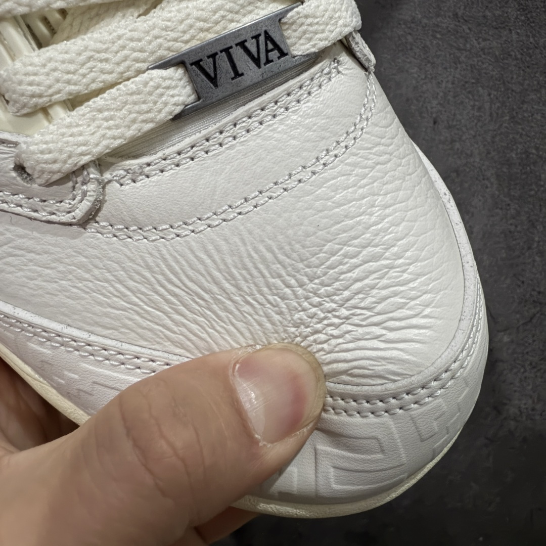 图片[5]-【外贸纯原】Air Jordan 5 Retro \”EL GRITO\” 低帮 墨西哥独立日 AJ5 乔丹5代 aj5 乔5 低邦 白红绿鸳鸯 乔丹篮球鞋系列 配色方案以白色为主，并在中底鲨鱼齿元素、鞋带扣等细节部分融入了墨西哥国旗红绿颜色。可以看到鞋头、后跟、鞋舌的皮革上加入了浮雕的纹理，这一细节的灵感来自当地建筑的装饰。鞋舌以及后跟Jumpmaan Logo均采用棕色刺绣点缀，并将侧面换成了打孔皮革，整双鞋呈现出的视觉效果相当高级，鞋头安排上特殊鞋带扣，VIVA这个词在西班牙语中表示 “万岁”，表达欢呼、庆祝。略带做旧效果的中底搭配生胶外底及黑色Jumpman Logo，复古味道也拿捏的恰到好处。内衬是细腻的暗纹， 里里外外的细节都可圈可点。 货号：HF8833-100 尺码：40 40.5 41 42 42.5 43 44 44.5 45 46 47.5 48.5-选品中心