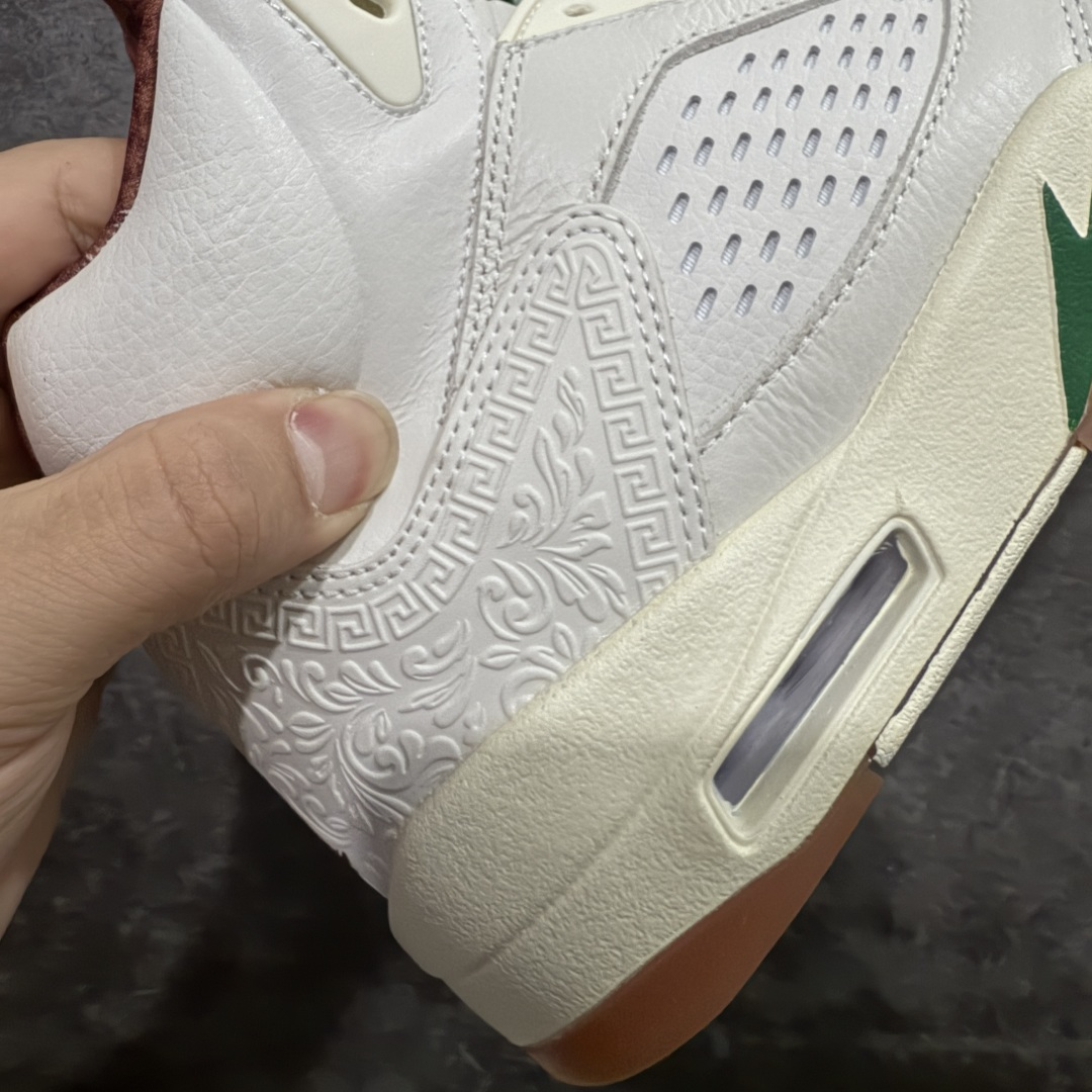 图片[3]-【外贸纯原】Air Jordan 5 Retro \”EL GRITO\” 低帮 墨西哥独立日 AJ5 乔丹5代 aj5 乔5 低邦 白红绿鸳鸯 乔丹篮球鞋系列 配色方案以白色为主，并在中底鲨鱼齿元素、鞋带扣等细节部分融入了墨西哥国旗红绿颜色。可以看到鞋头、后跟、鞋舌的皮革上加入了浮雕的纹理，这一细节的灵感来自当地建筑的装饰。鞋舌以及后跟Jumpmaan Logo均采用棕色刺绣点缀，并将侧面换成了打孔皮革，整双鞋呈现出的视觉效果相当高级，鞋头安排上特殊鞋带扣，VIVA这个词在西班牙语中表示 “万岁”，表达欢呼、庆祝。略带做旧效果的中底搭配生胶外底及黑色Jumpman Logo，复古味道也拿捏的恰到好处。内衬是细腻的暗纹， 里里外外的细节都可圈可点。 货号：HF8833-100 尺码：40 40.5 41 42 42.5 43 44 44.5 45 46 47.5 48.5-选品中心